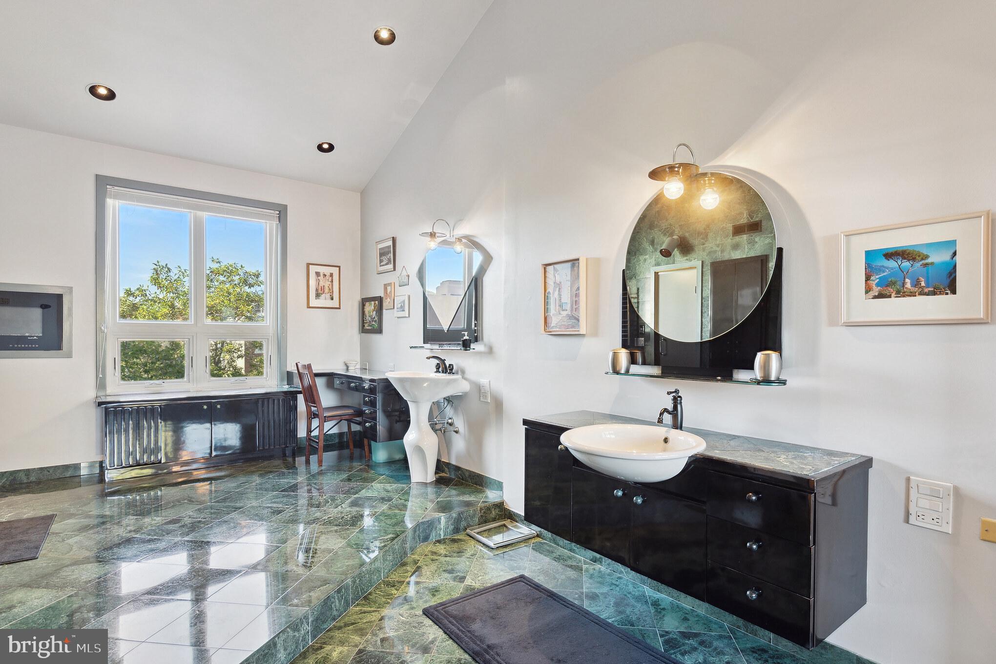 QUEEN VILLAGE - Residential