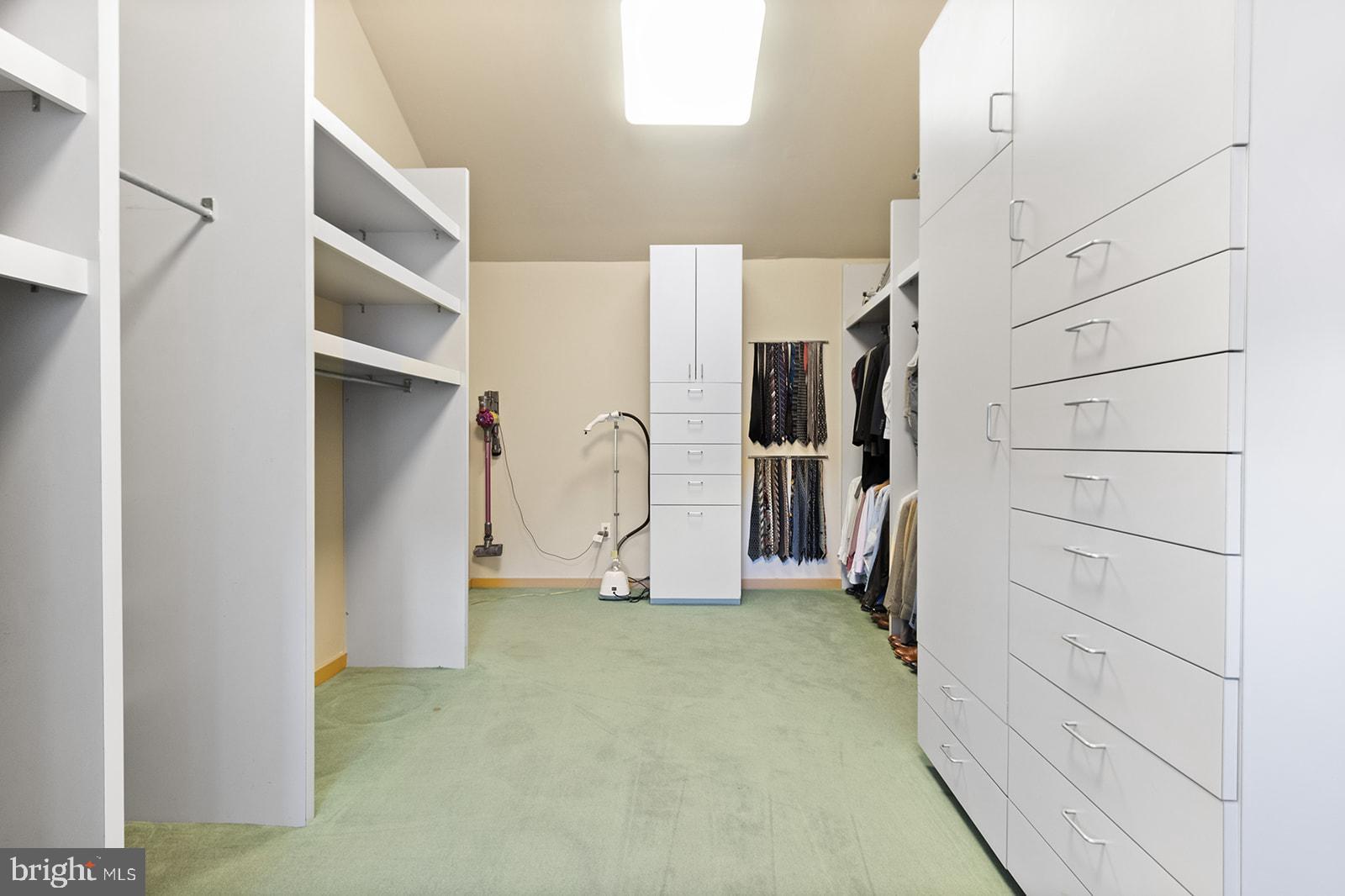 QUEEN VILLAGE - Residential