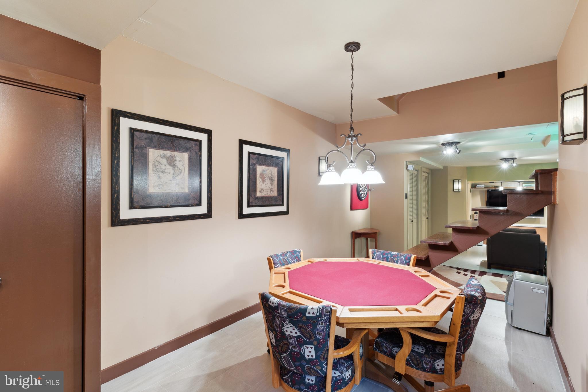 QUEEN VILLAGE - Residential