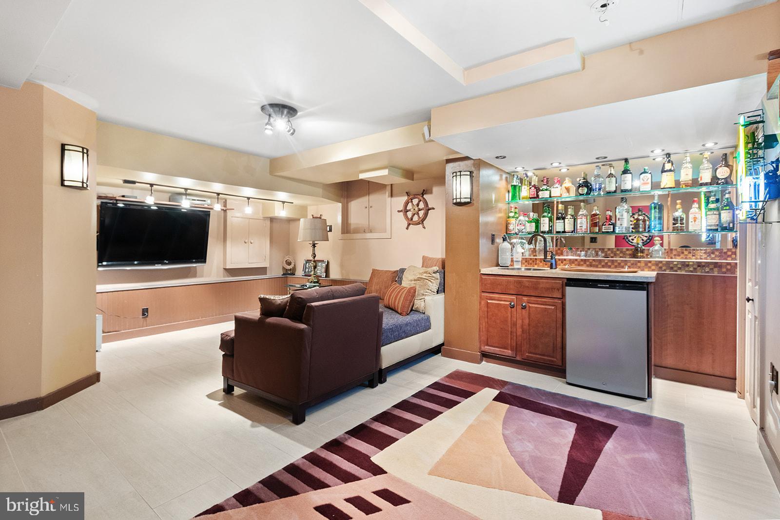 QUEEN VILLAGE - Residential