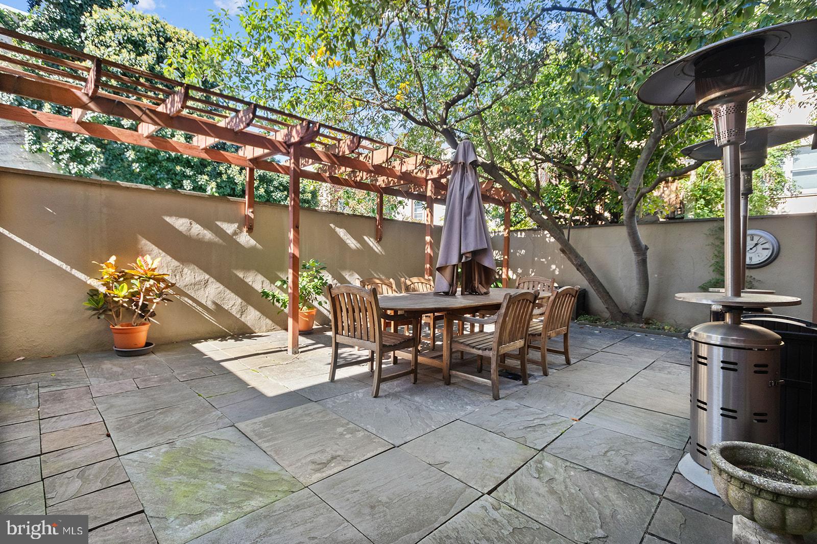 QUEEN VILLAGE - Residential