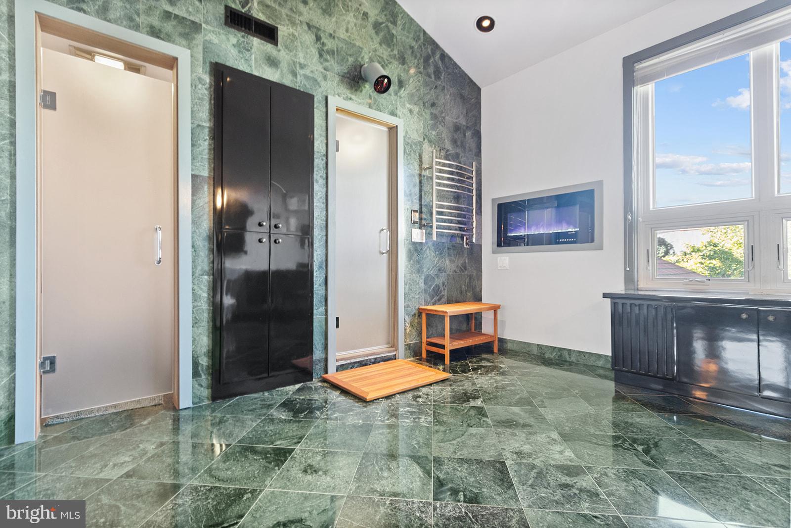 QUEEN VILLAGE - Residential