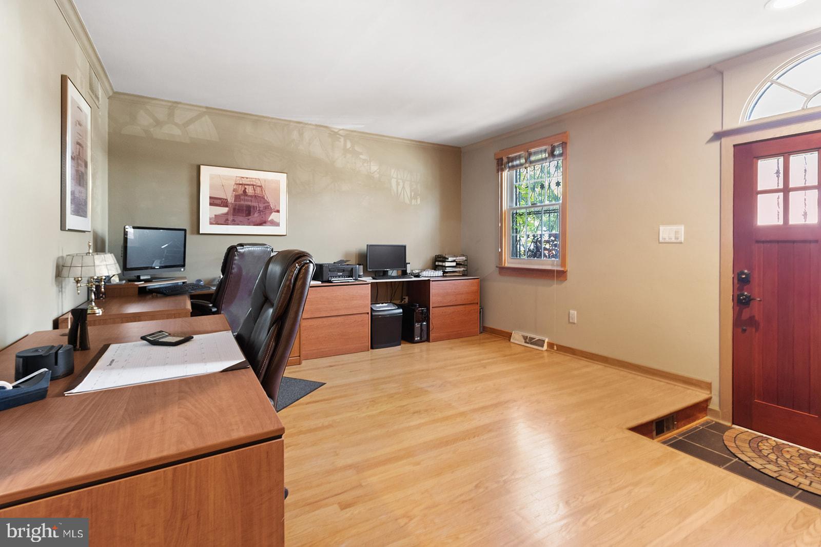 QUEEN VILLAGE - Residential