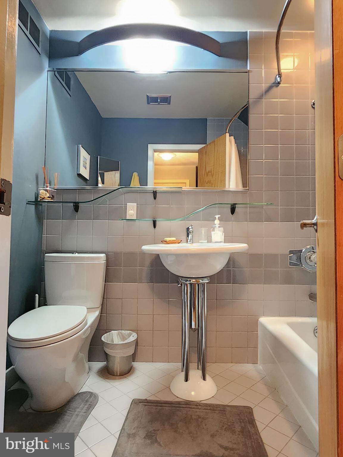 QUEEN VILLAGE - Residential