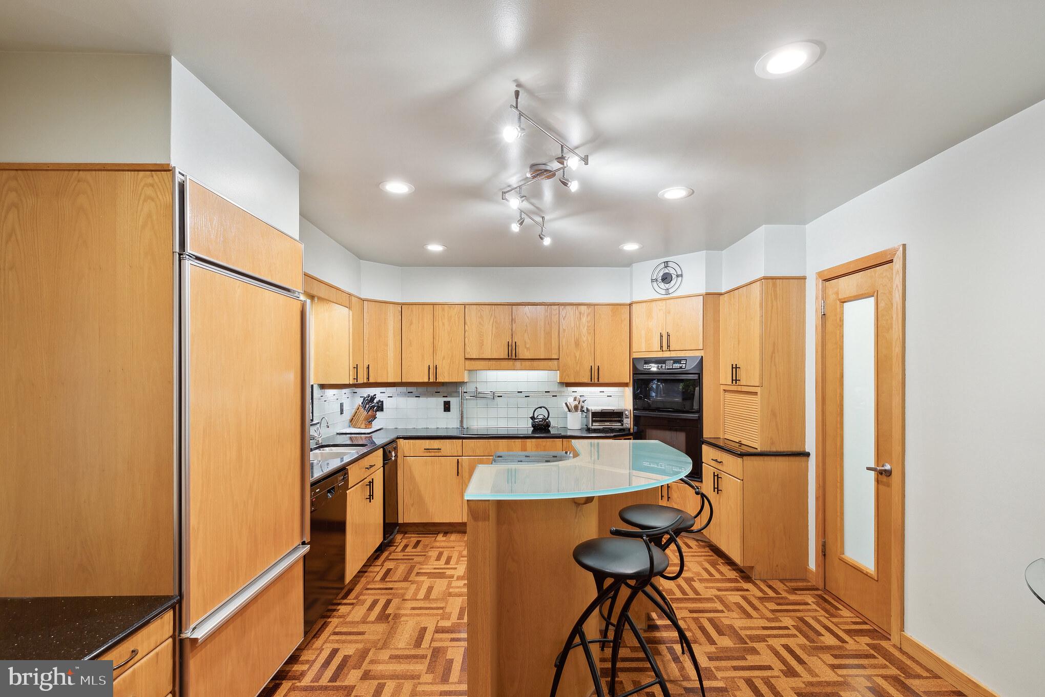 QUEEN VILLAGE - Residential