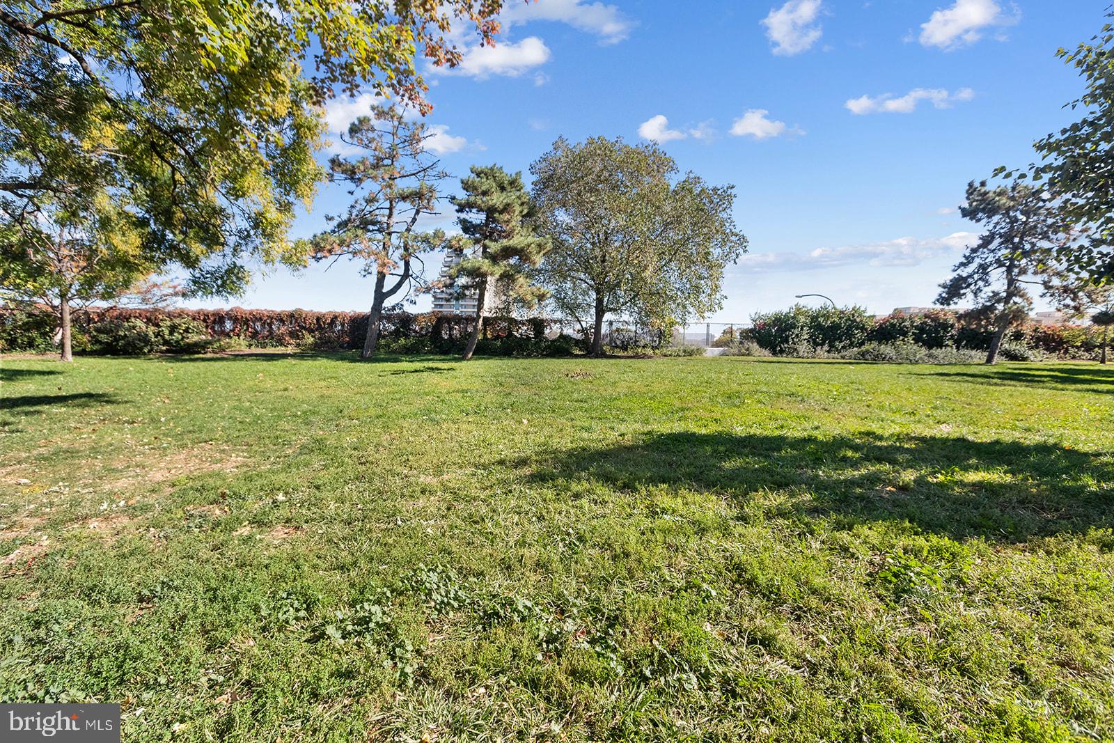 QUEEN VILLAGE - Residential