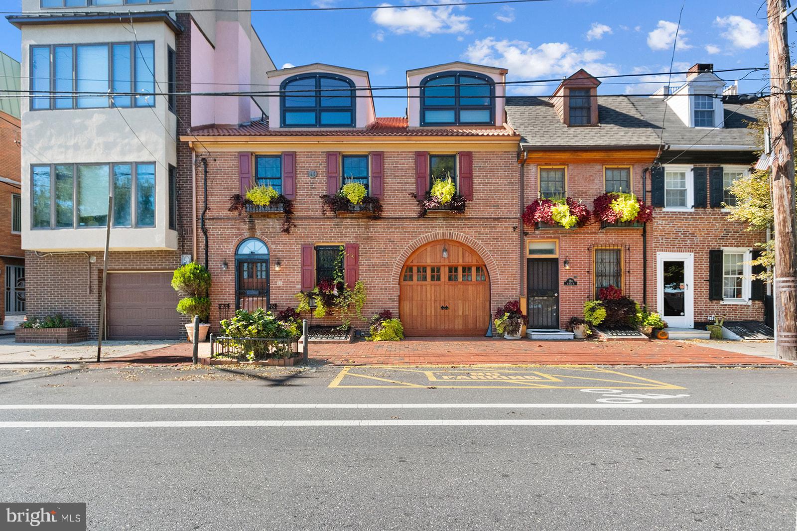 QUEEN VILLAGE - Residential