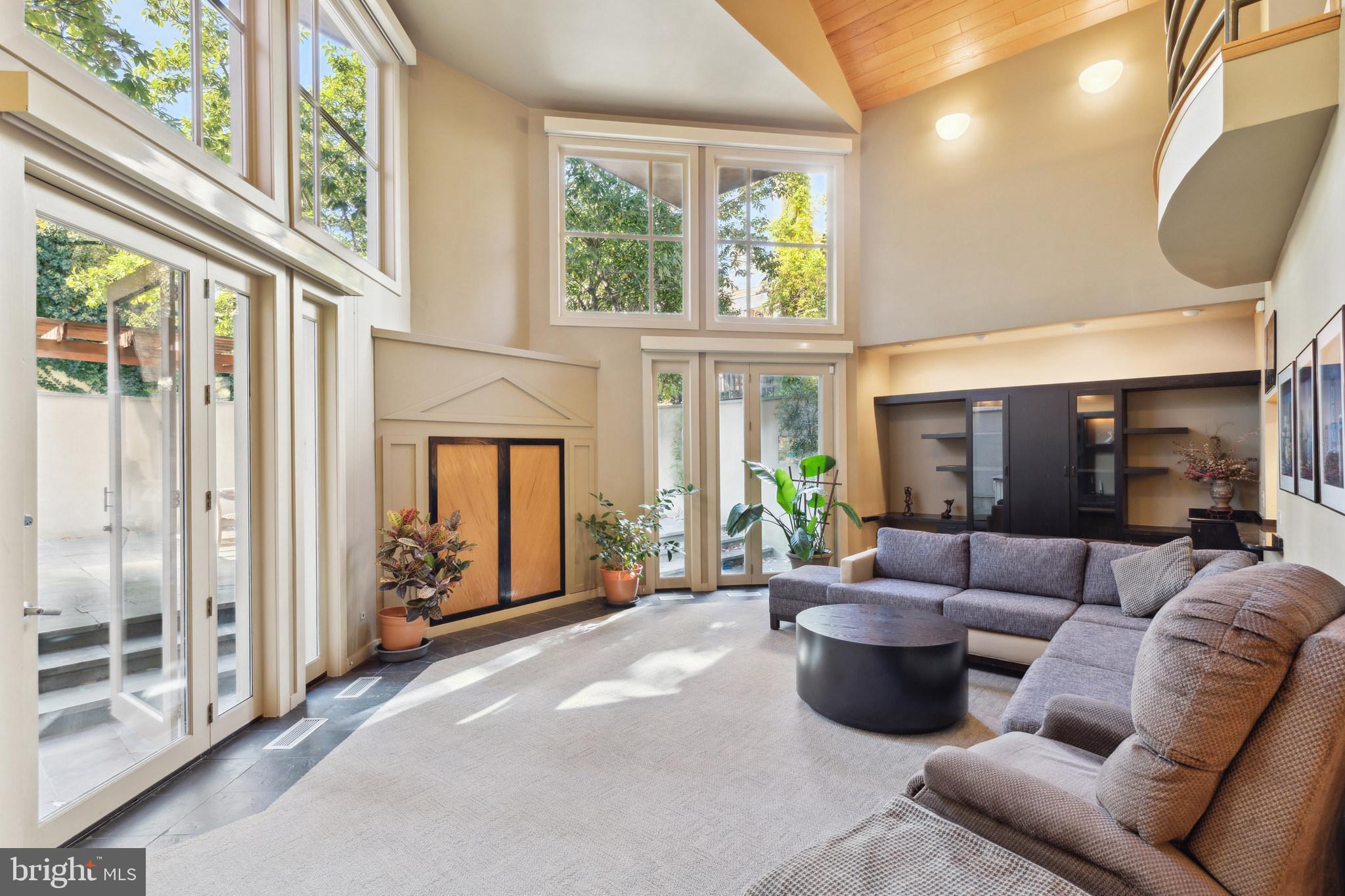 QUEEN VILLAGE - Residential