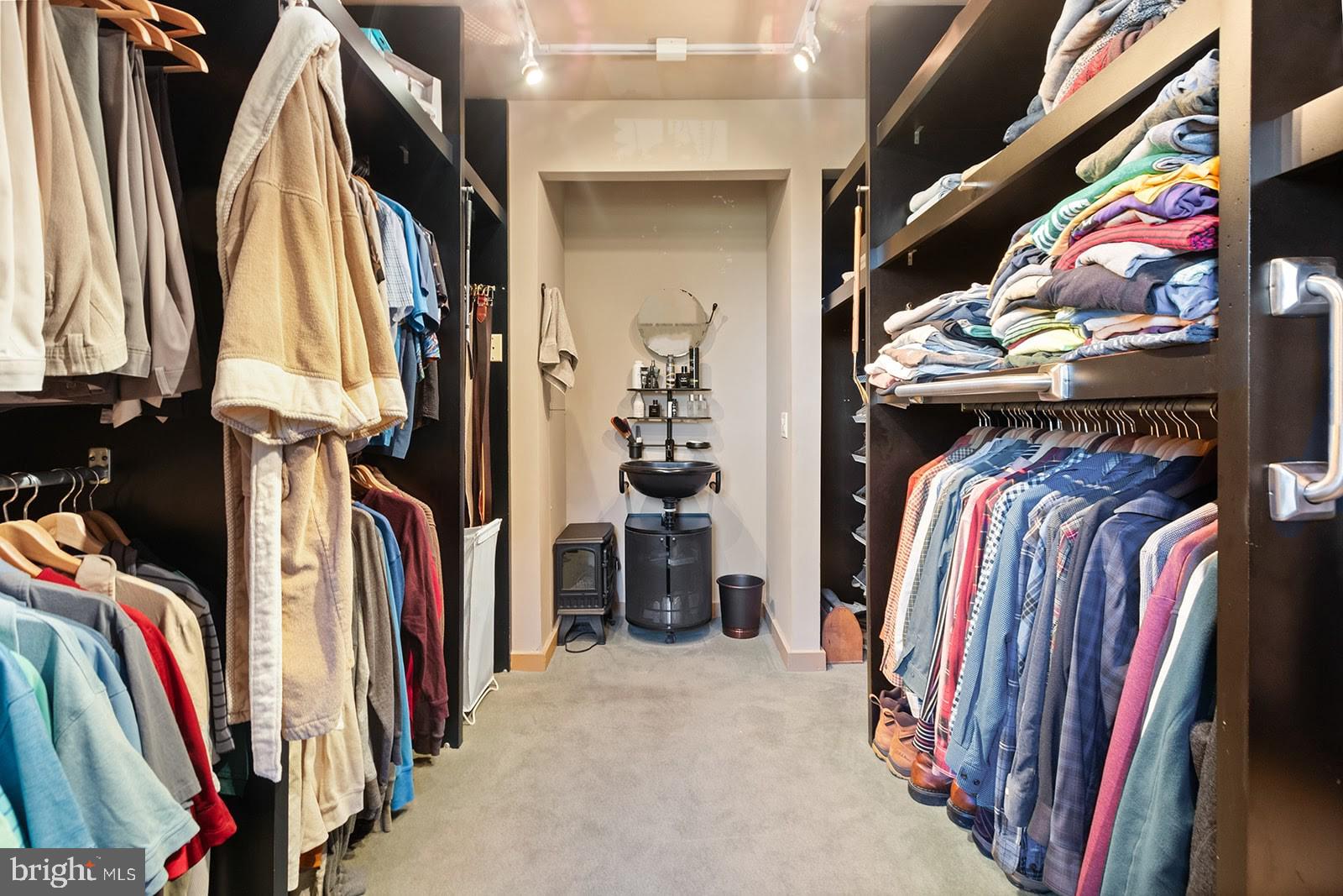 QUEEN VILLAGE - Residential