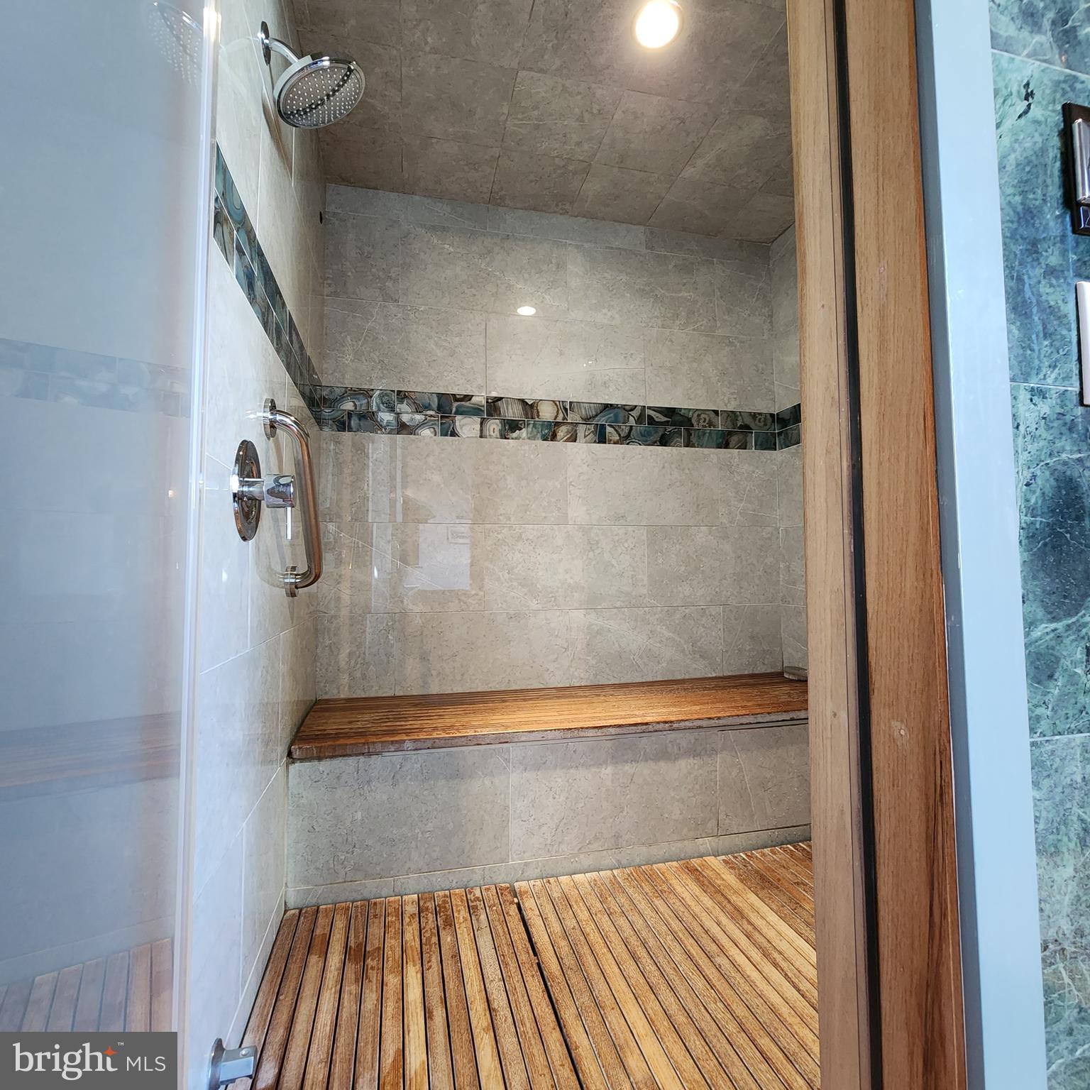 QUEEN VILLAGE - Residential