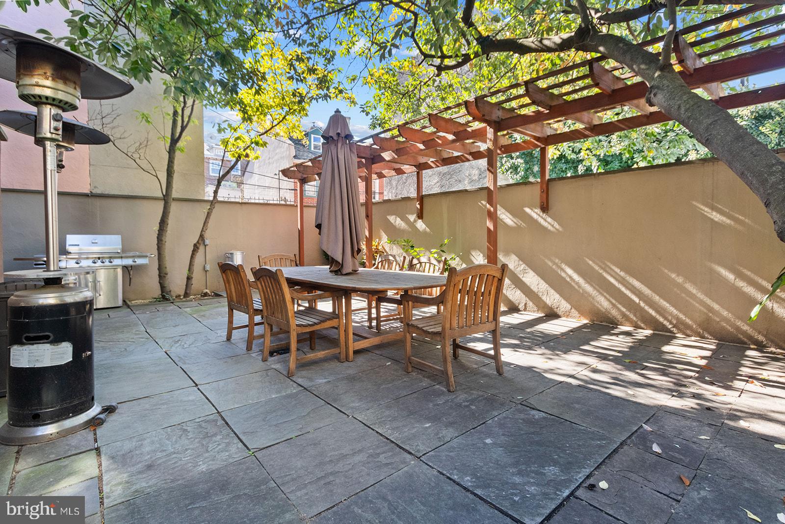 QUEEN VILLAGE - Residential