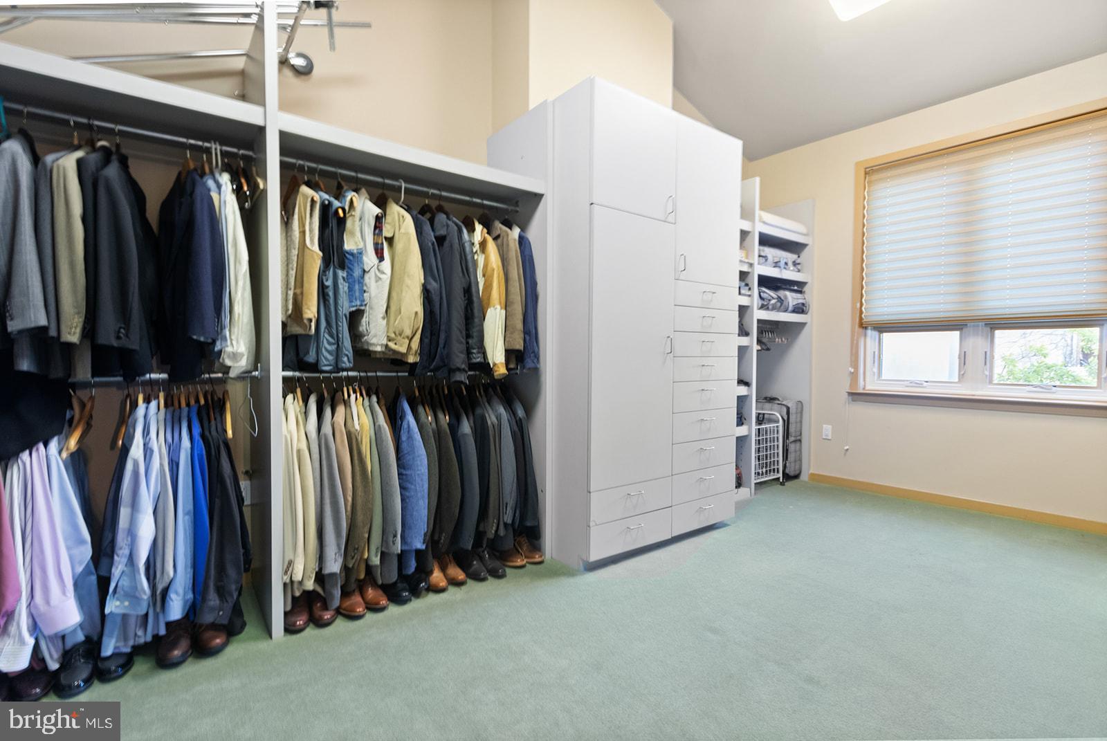 QUEEN VILLAGE - Residential