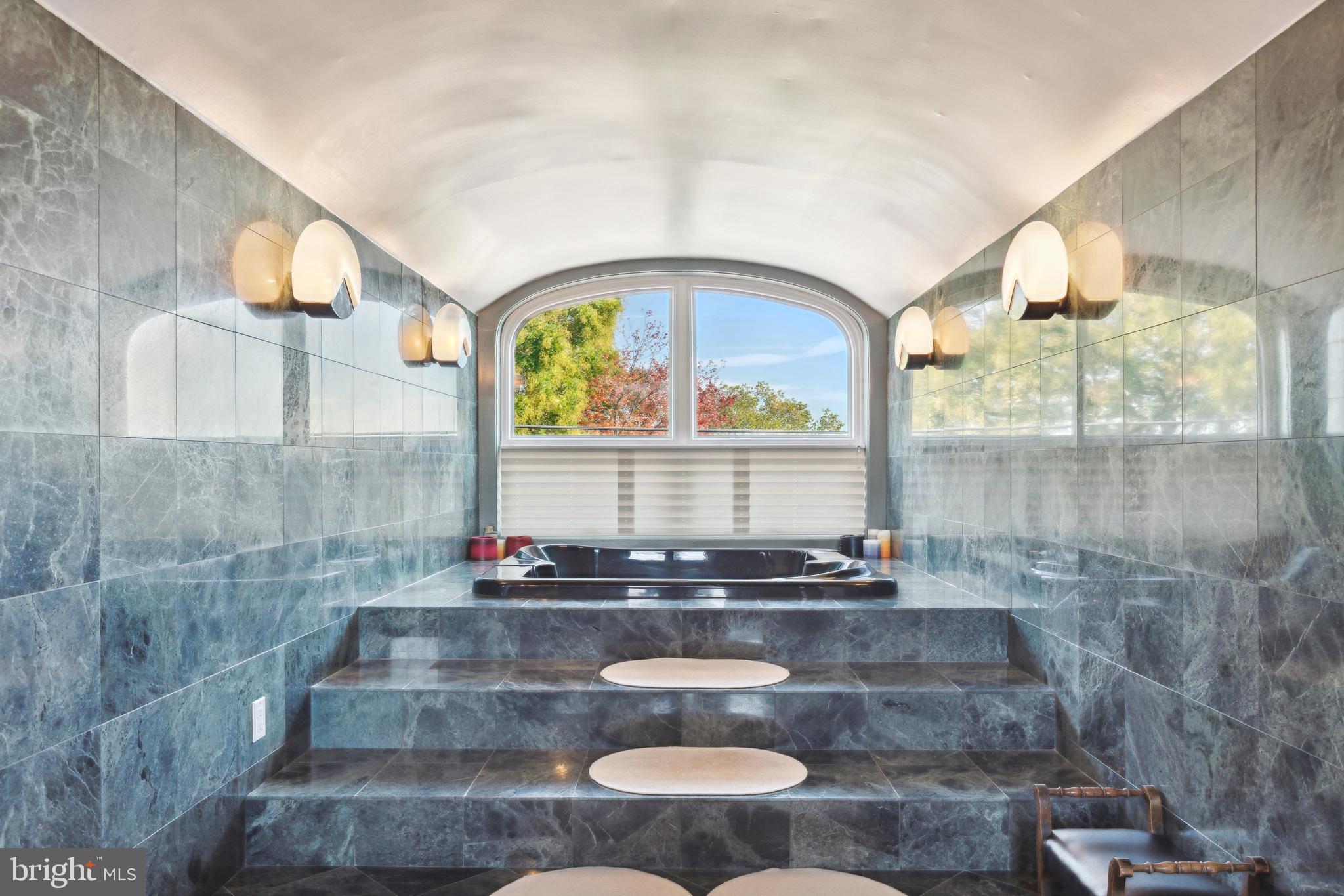 QUEEN VILLAGE - Residential