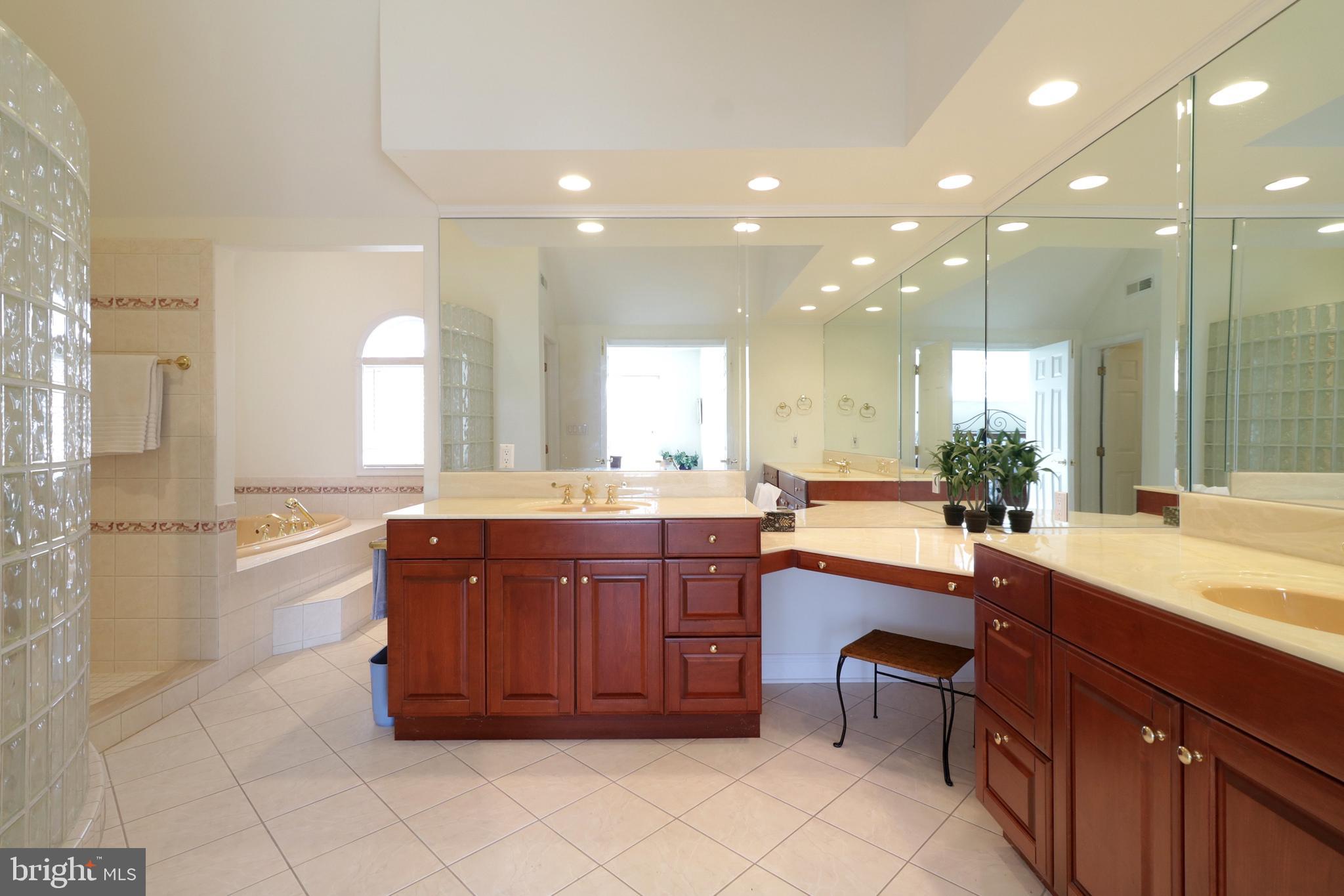 CENTRE HILLS - Residential