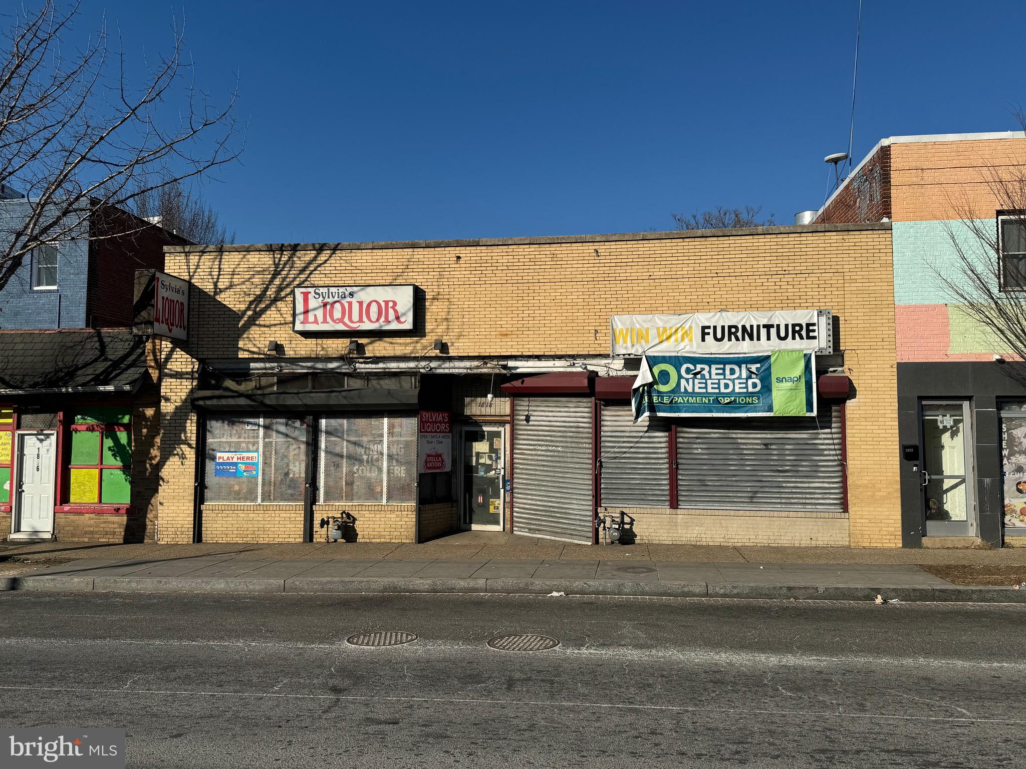 Main image without alt text