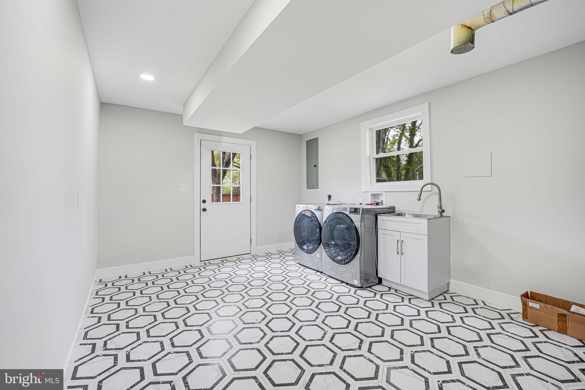 MOUNT VERNON MANOR - Residential