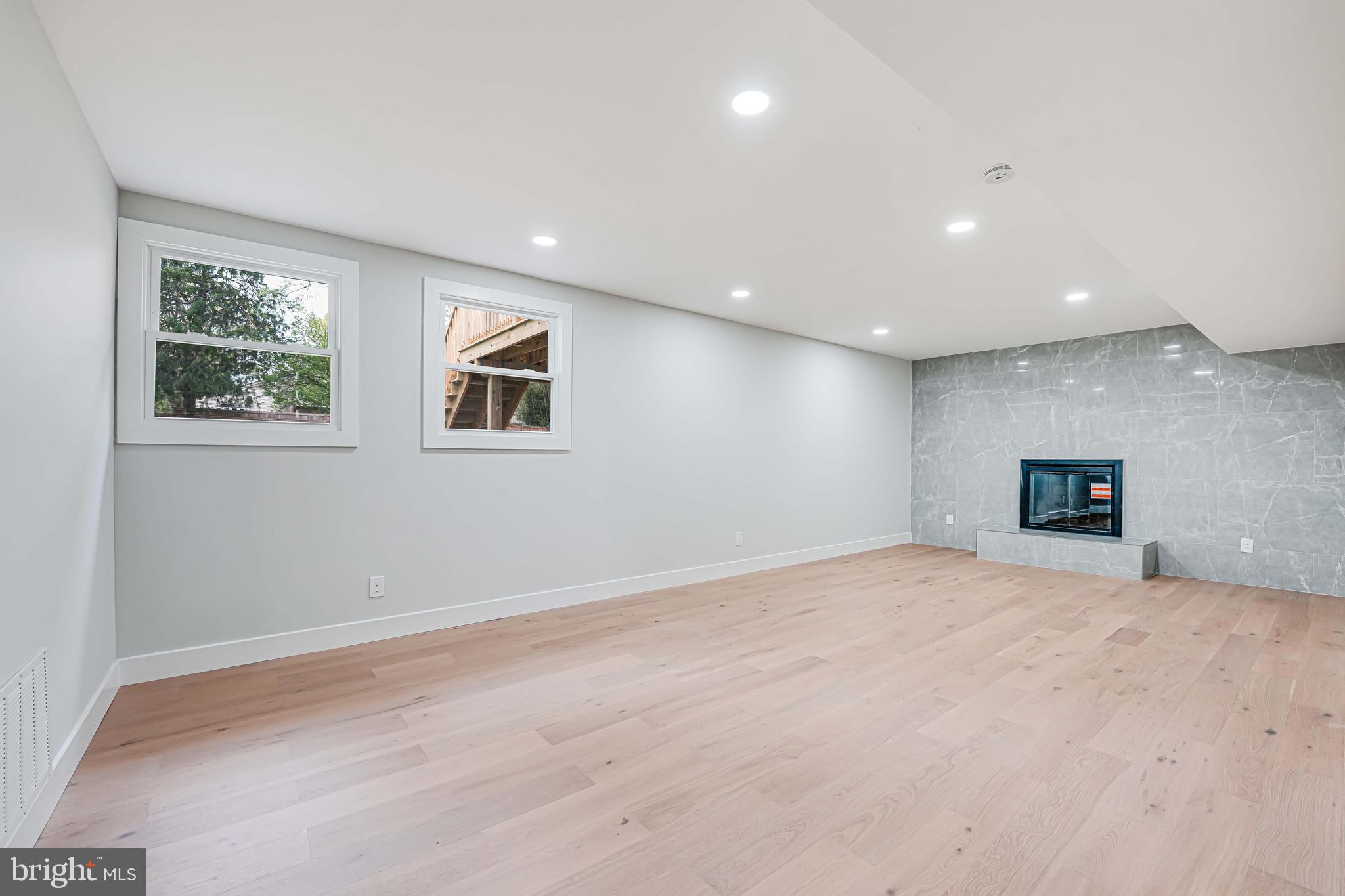 MOUNT VERNON MANOR - Residential