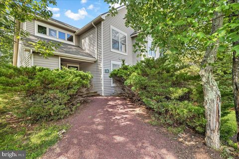 Townhouse For Sale - 183 Hawthorne Court<br/> TANNERSVILLE, PA 18372