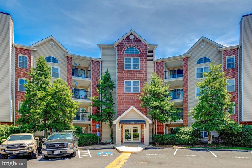 Completely updated 1 Bed/1 Bath in Pointe at Park Center -New laminate HWfloors, cabinetry, counter tops, & lighting throughout.  Ample storage, walk-in closet, W/D in unit, Private Patio.  Parking spot conveys, onsite Mgmt office, Metro shuttle, DC, Pentagon, Arlington!Minutes to shopping & dining- Shirlington Village!! Common area updates--- see list pkg..  Pool, sauna,a & fitness center.