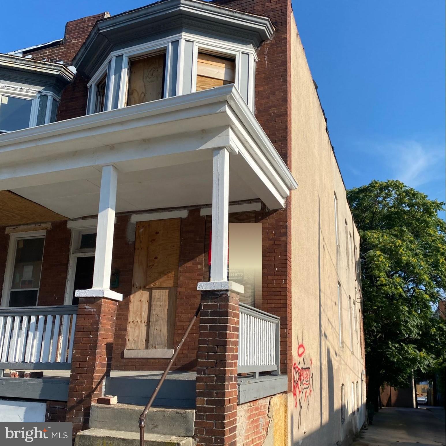 Bypass the auction process! No Drill Needed- Use a key to see this property! Acquire your investment property directly from the owner, eliminating concerns about back taxes. This property offers a 3-bedroom, 1-bathroom end-of-group townhouse that can be a valuable addition to your portfolio. Alternatively, you can utilize a renovation loan to personalize it according to your preferences.
Check to see if property qualifies for V2V $10,000 down payment assistance after rehab.