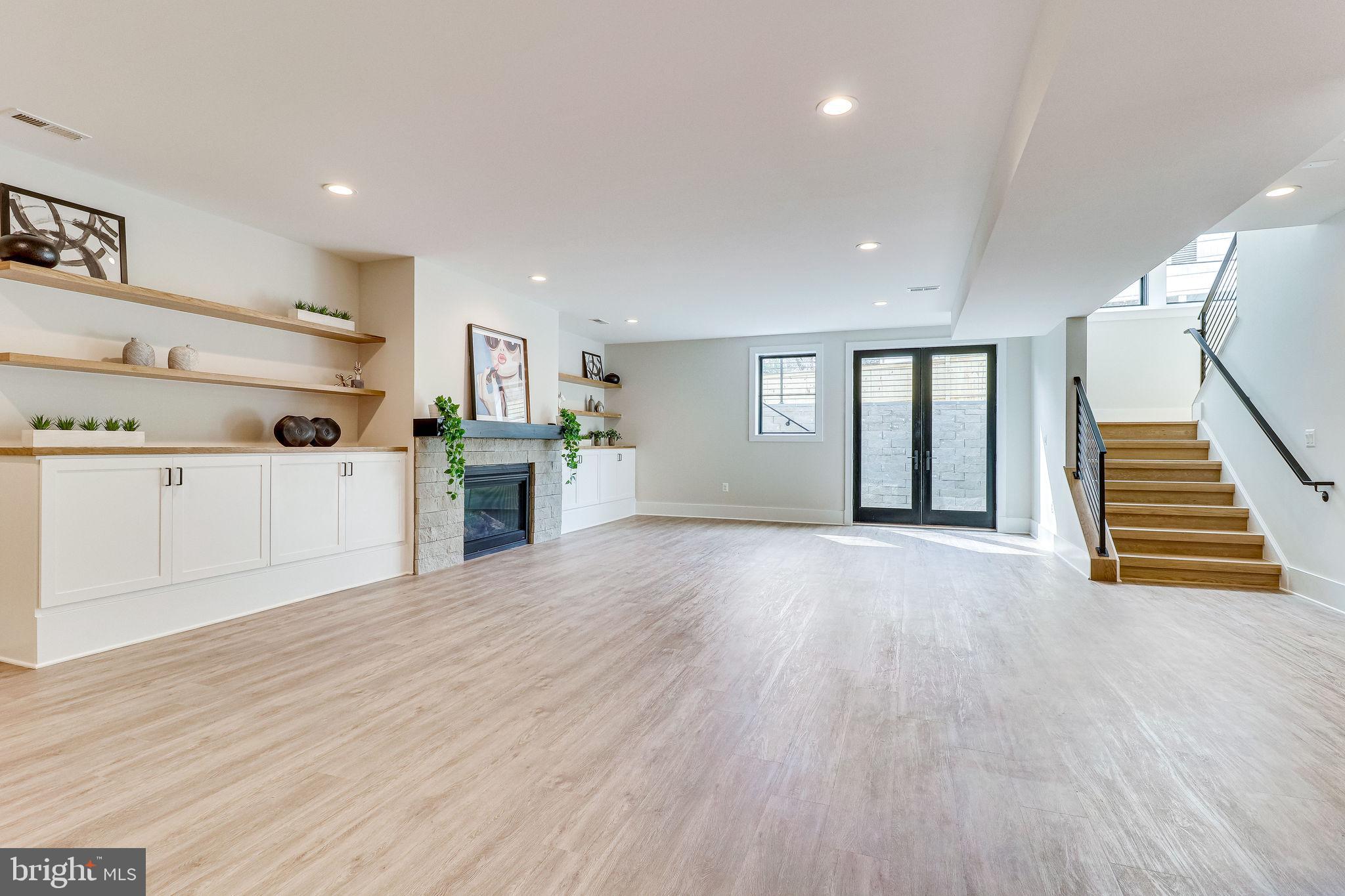 VIENNA WOODS - Residential