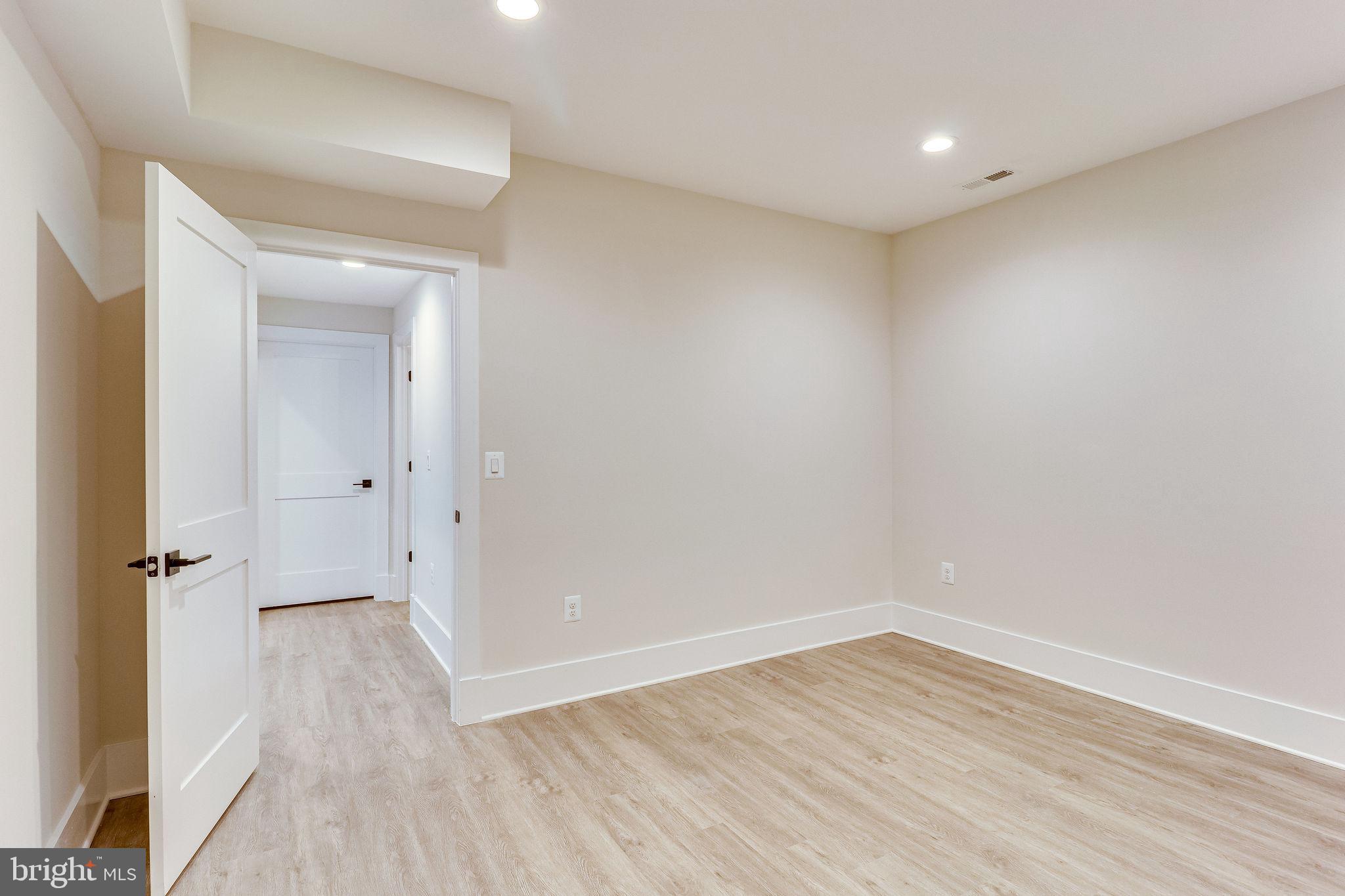 VIENNA WOODS - Residential