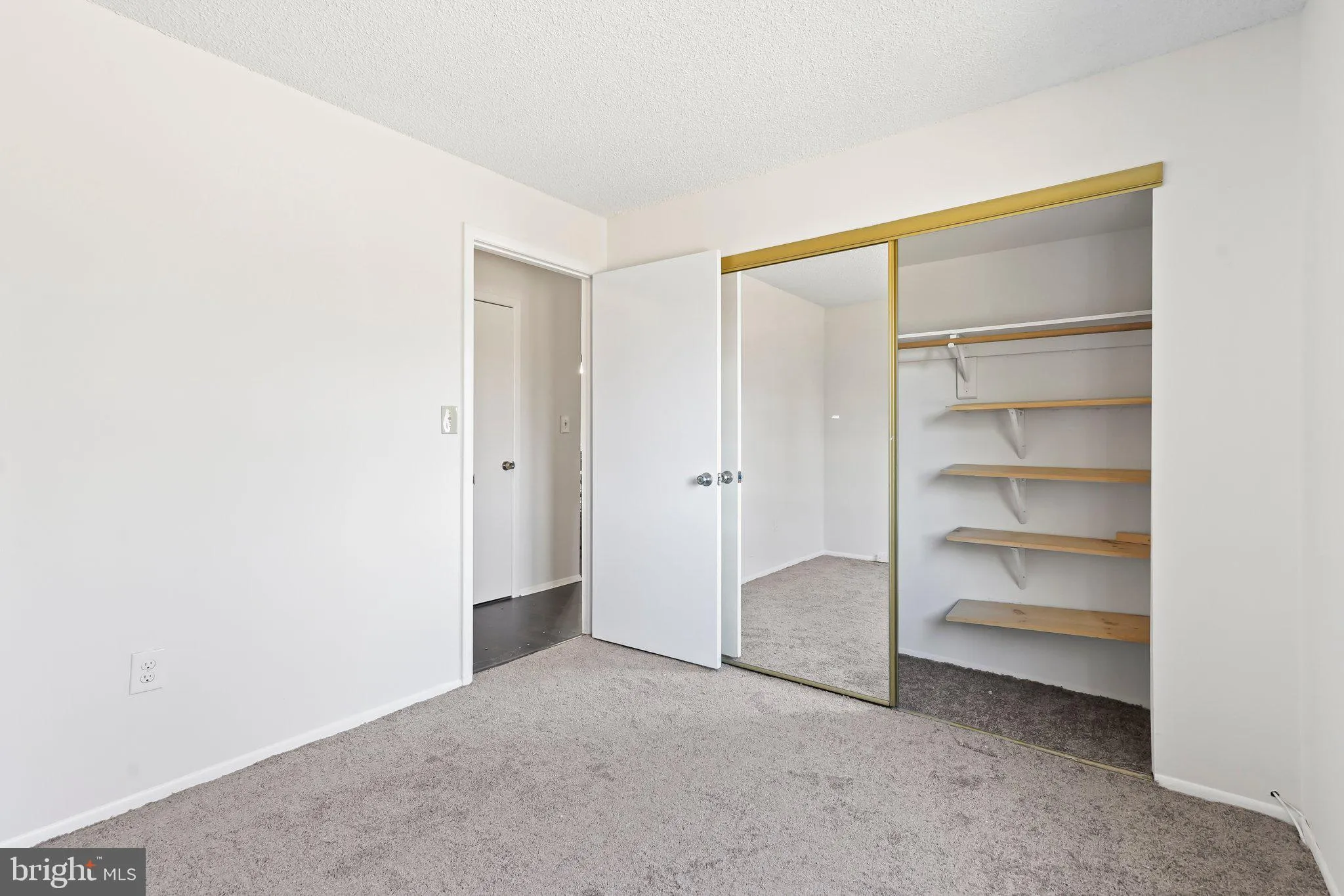 Plainsboro, New Jersey 08536, United States, 2 Bedrooms Bedrooms, ,2 BathroomsBathrooms,Residential,Contingent,91427