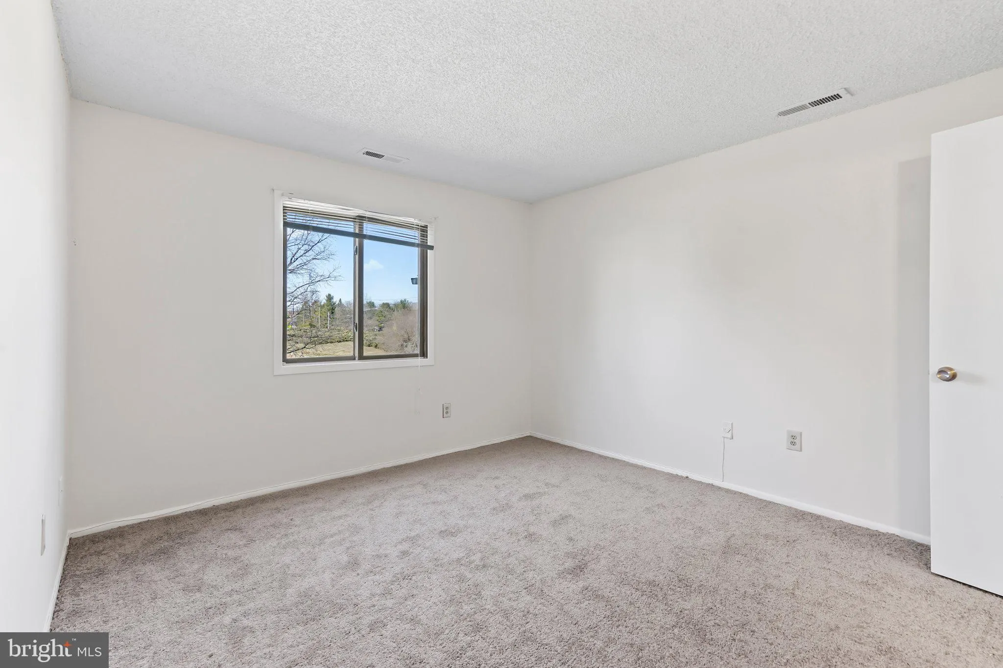 Plainsboro, New Jersey 08536, United States, 2 Bedrooms Bedrooms, ,2 BathroomsBathrooms,Residential,Contingent,91427