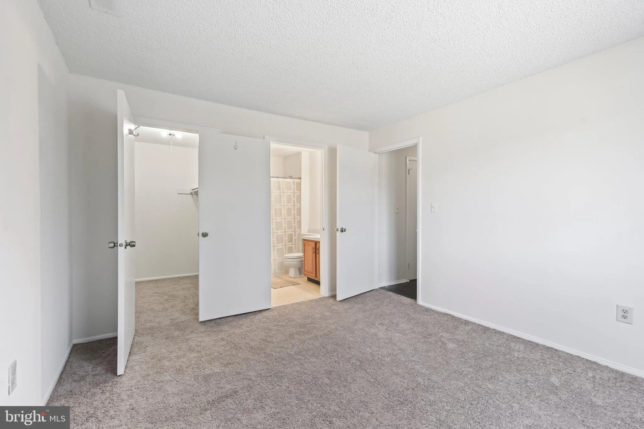 Plainsboro, New Jersey 08536, United States, 2 Bedrooms Bedrooms, ,2 BathroomsBathrooms,Residential,Contingent,91427