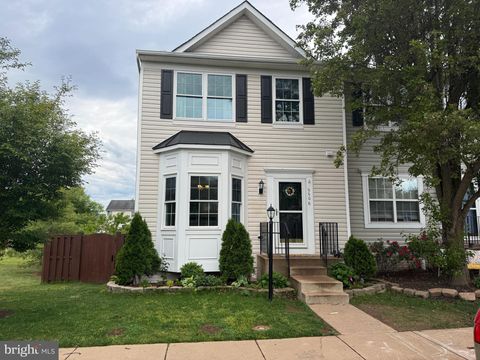 Photo of 8806 Dunstable Loop, BRISTOW, VA 20136 (MLS # VAPW2120430)