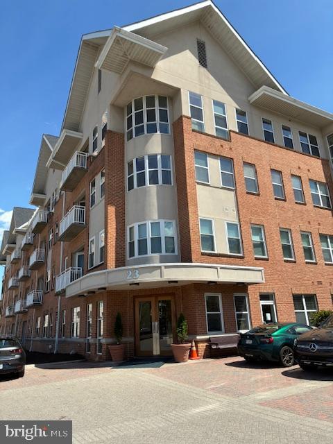 A wonderful opportunity to live in an affordable condo in the popular Federal Hill area. The great amenities of this condo include both indoor and outdoor pools, great fitness center and Inner Harbor views.
The condo unit has a nicely equipped kitchen, beautiful wood floors, washer/dryer and spacious bedroom with a niche for a desk or dressing area. Walk to the games, cultural events and shopping. Parking is no worry with the secured parking lot. Monthly fees:
HOA $299.00
Condo $332.89
Special Assessment $218.00
Water $48.14
Garage parking $239.00
Seller will consider a contribution to buyers settlement costs.