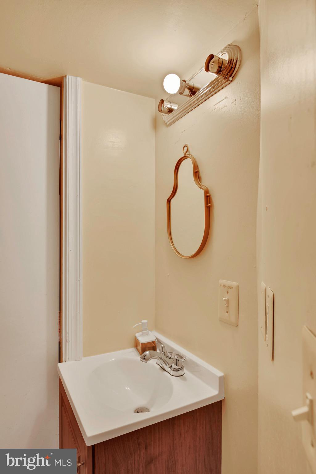 VILLAGE SQUARE - Residential