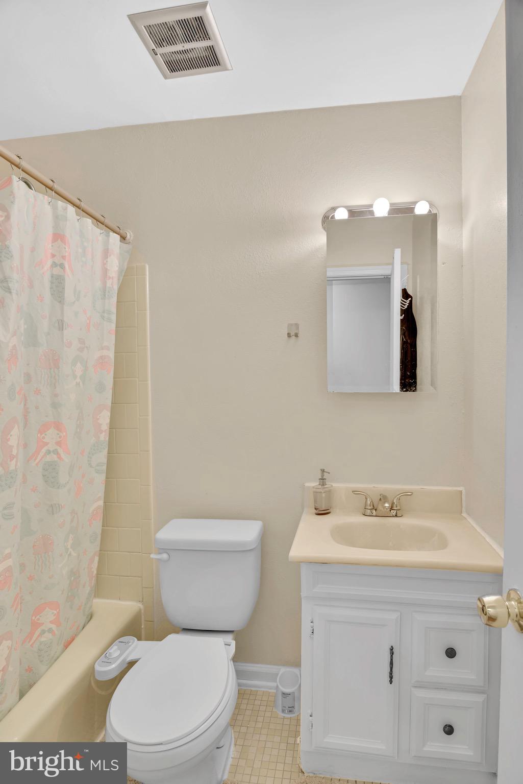 VILLAGE SQUARE - Residential