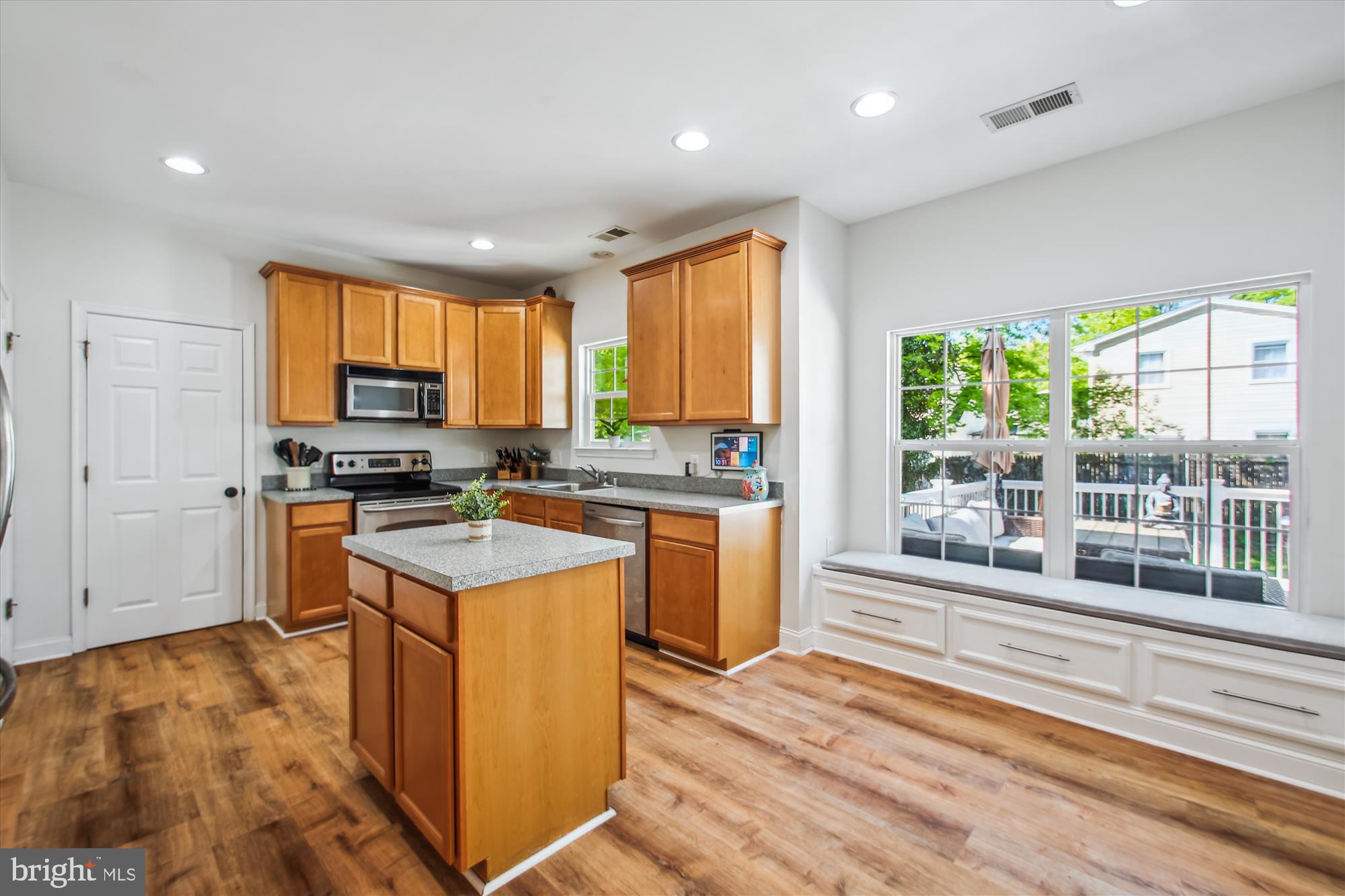 WOODLAND BEACH - Residential