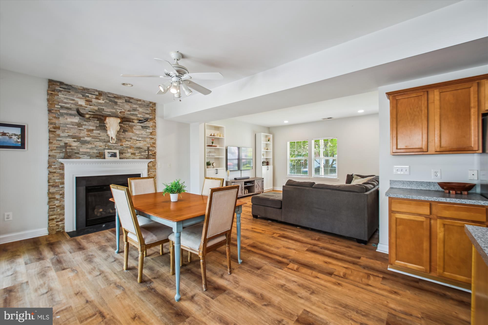 WOODLAND BEACH - Residential