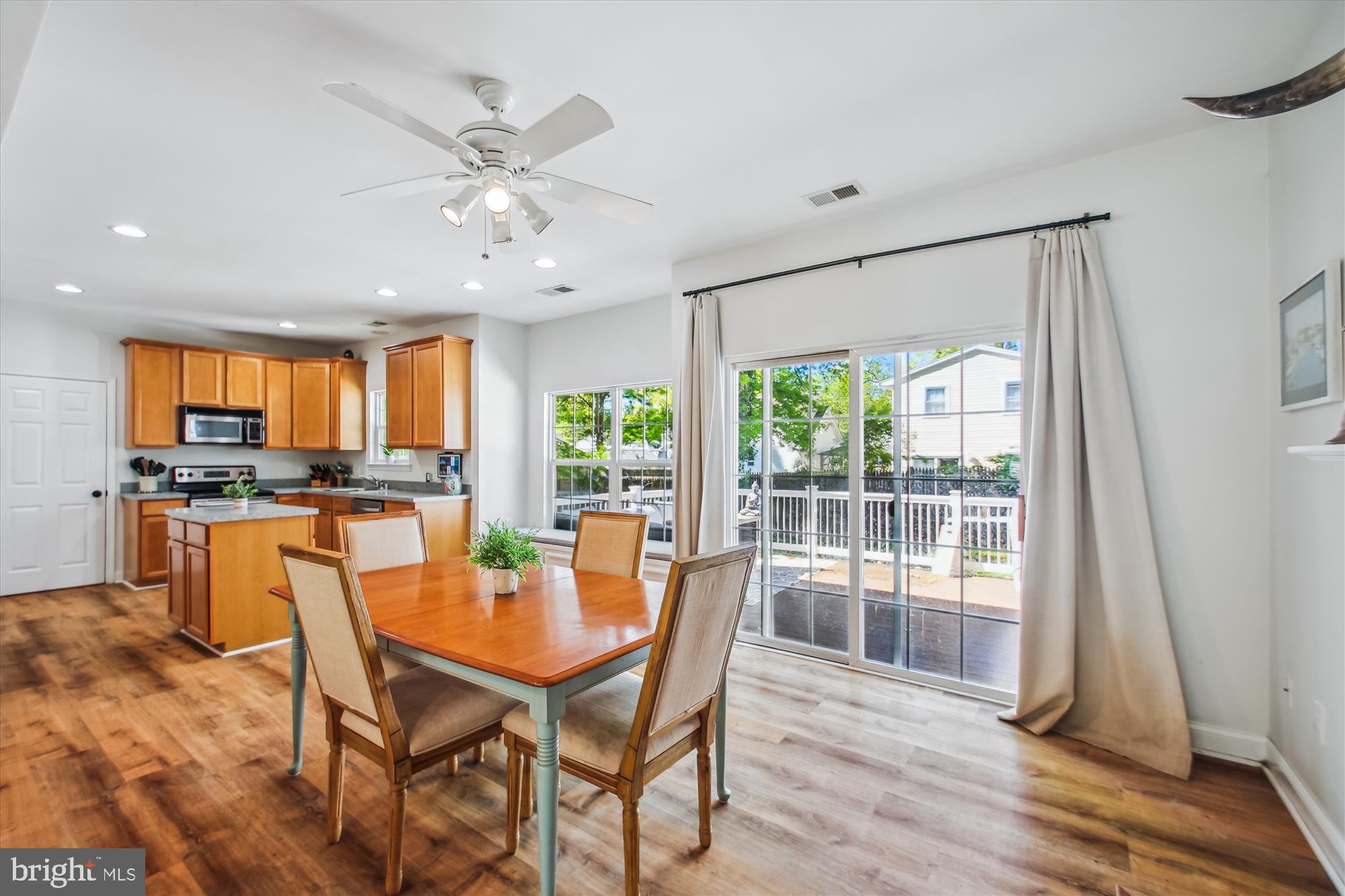 WOODLAND BEACH - Residential