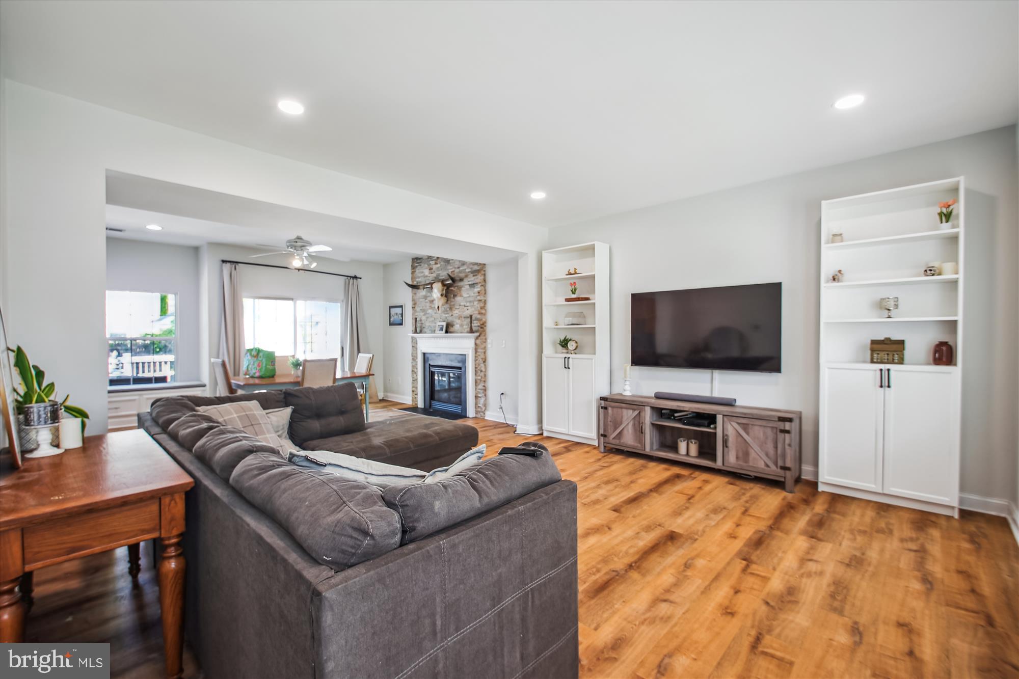 WOODLAND BEACH - Residential