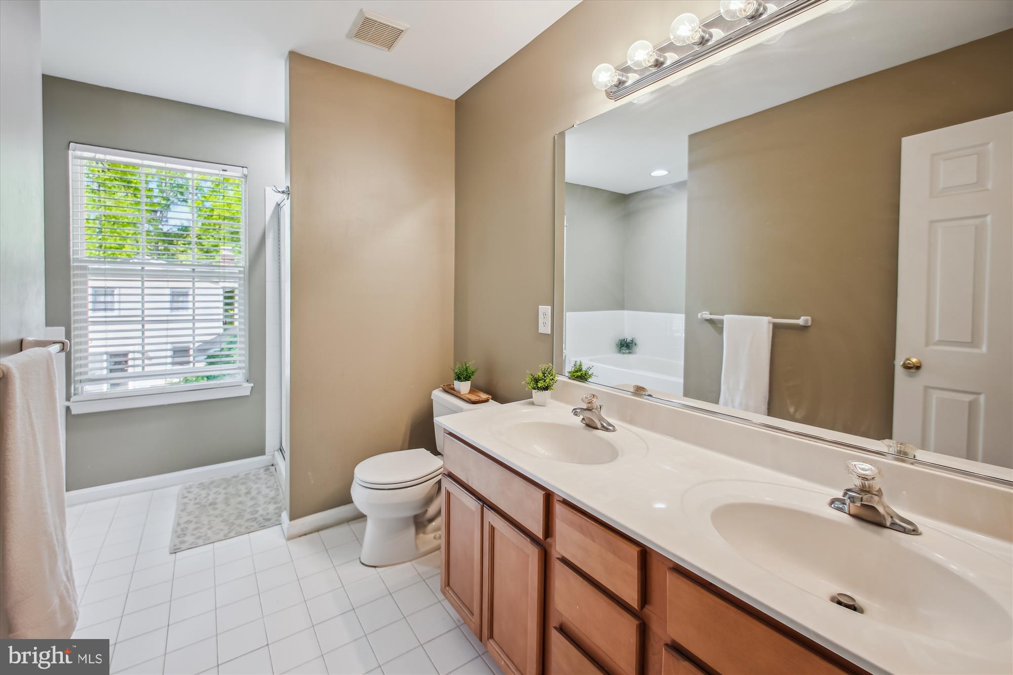 WOODLAND BEACH - Residential