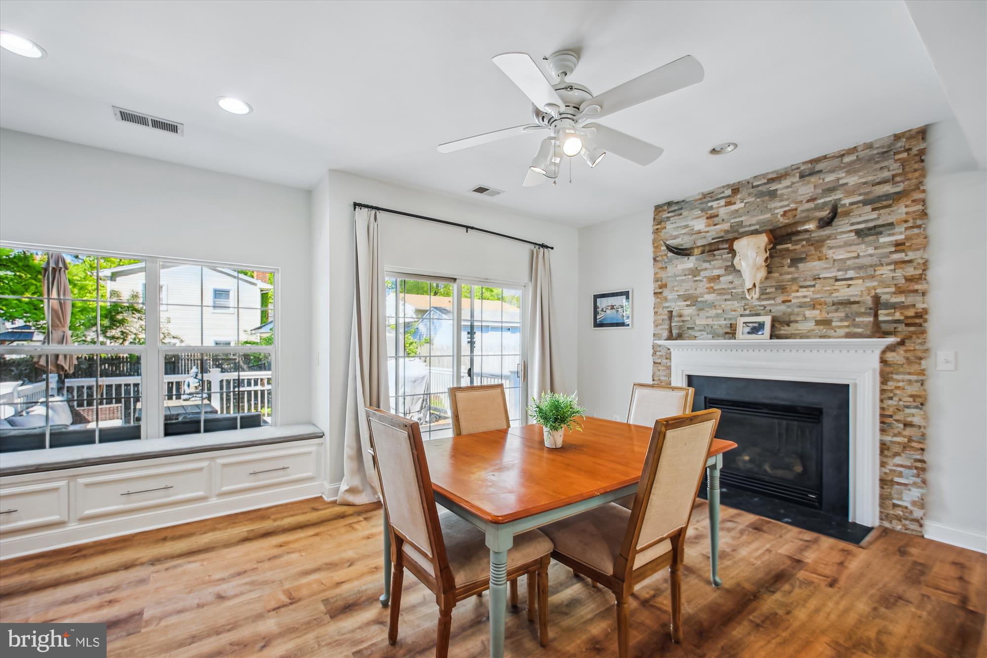 WOODLAND BEACH - Residential