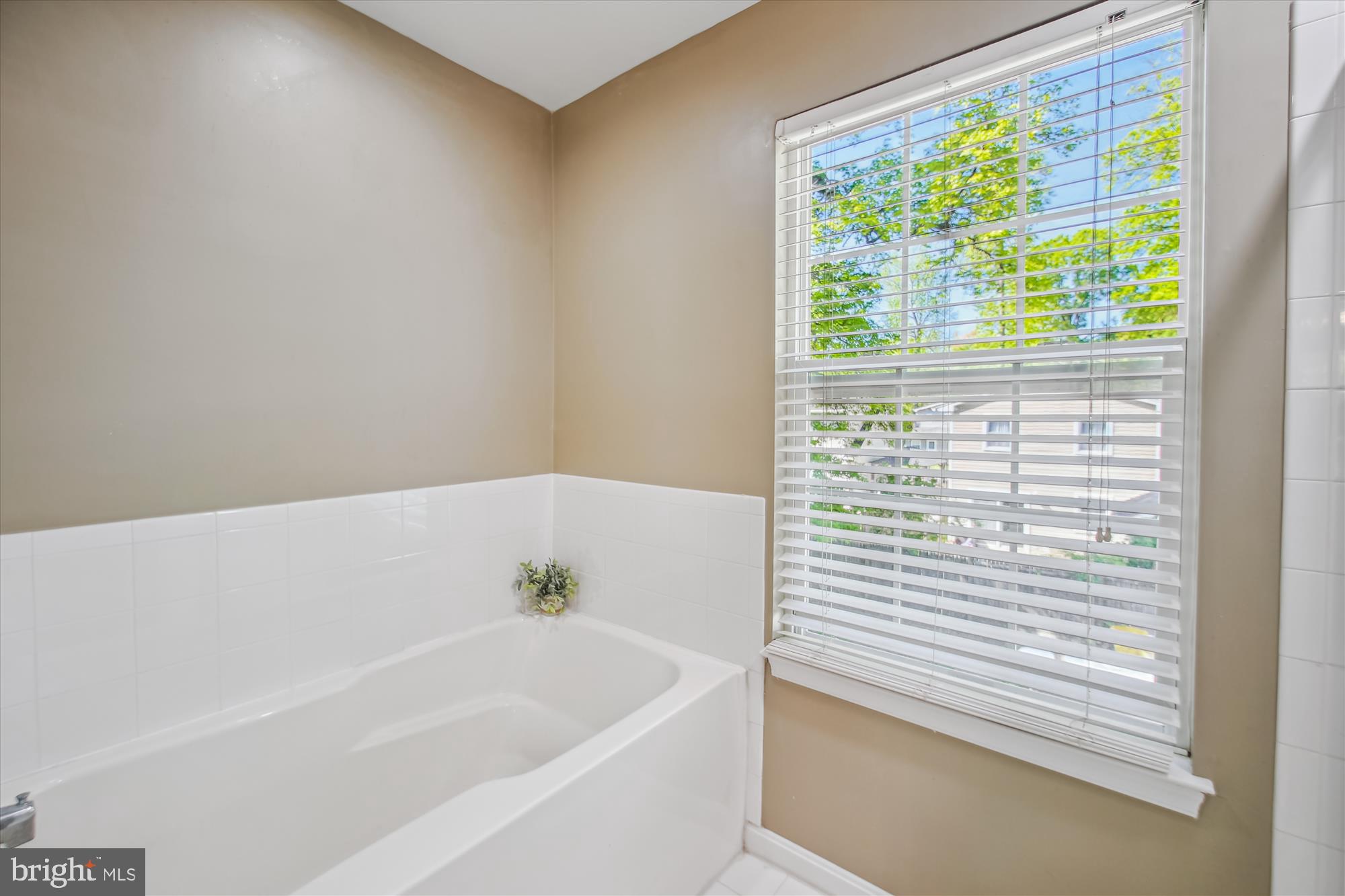 WOODLAND BEACH - Residential