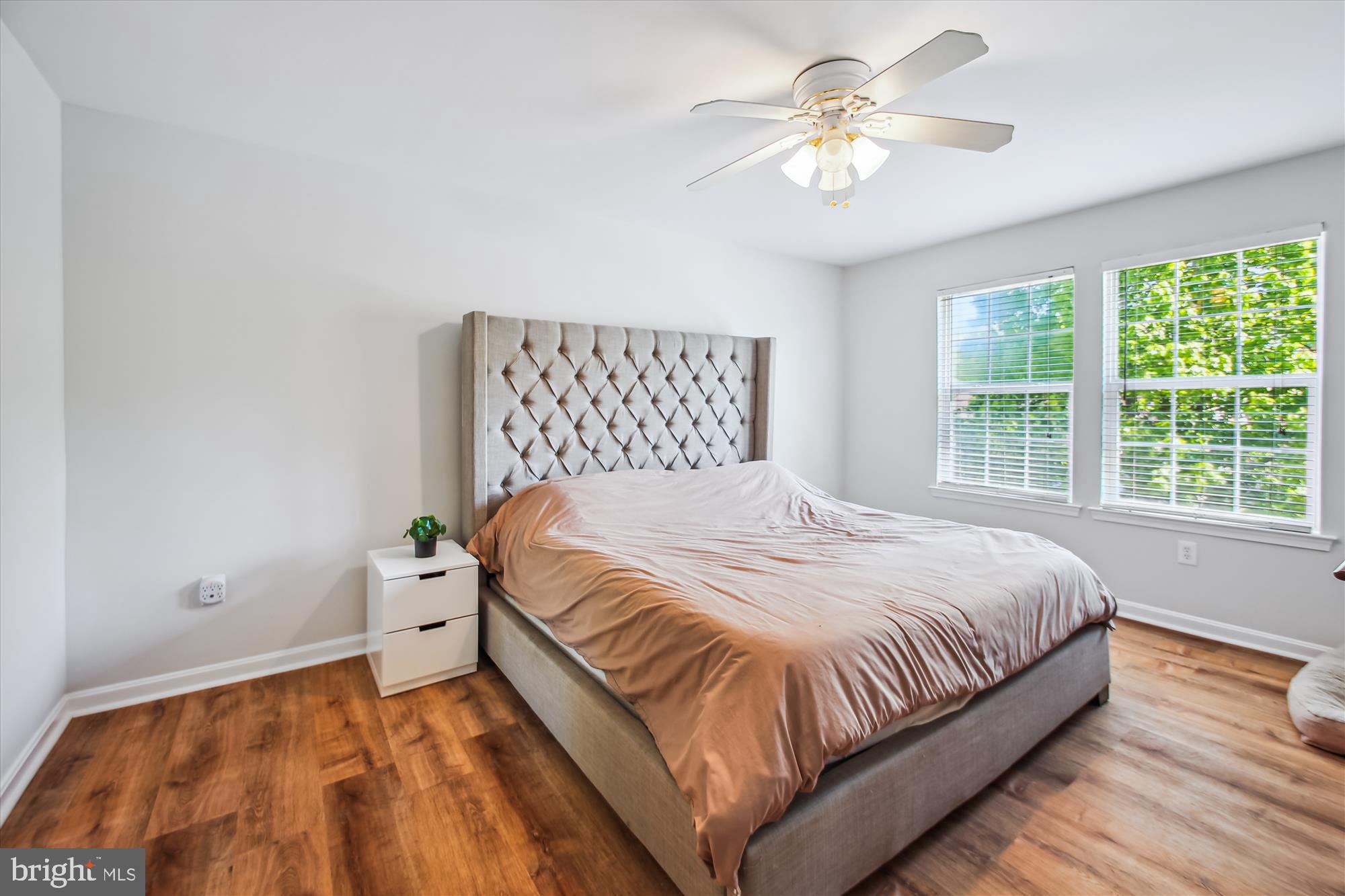 WOODLAND BEACH - Residential