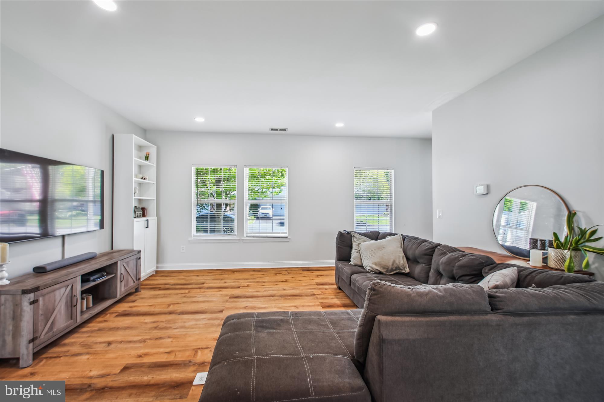 WOODLAND BEACH - Residential