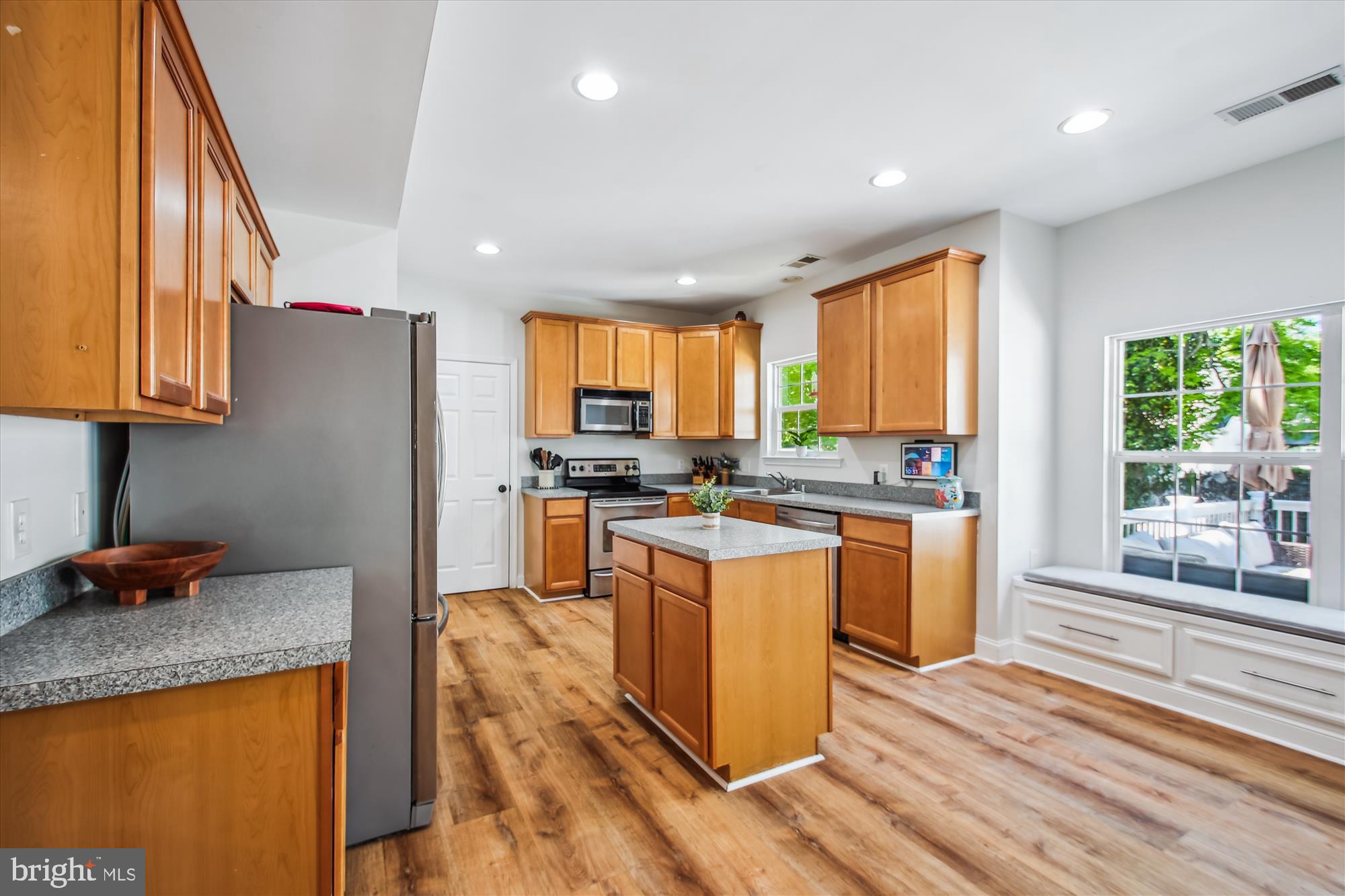 WOODLAND BEACH - Residential