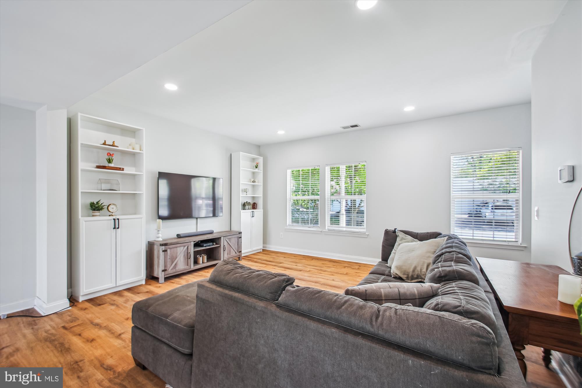 WOODLAND BEACH - Residential