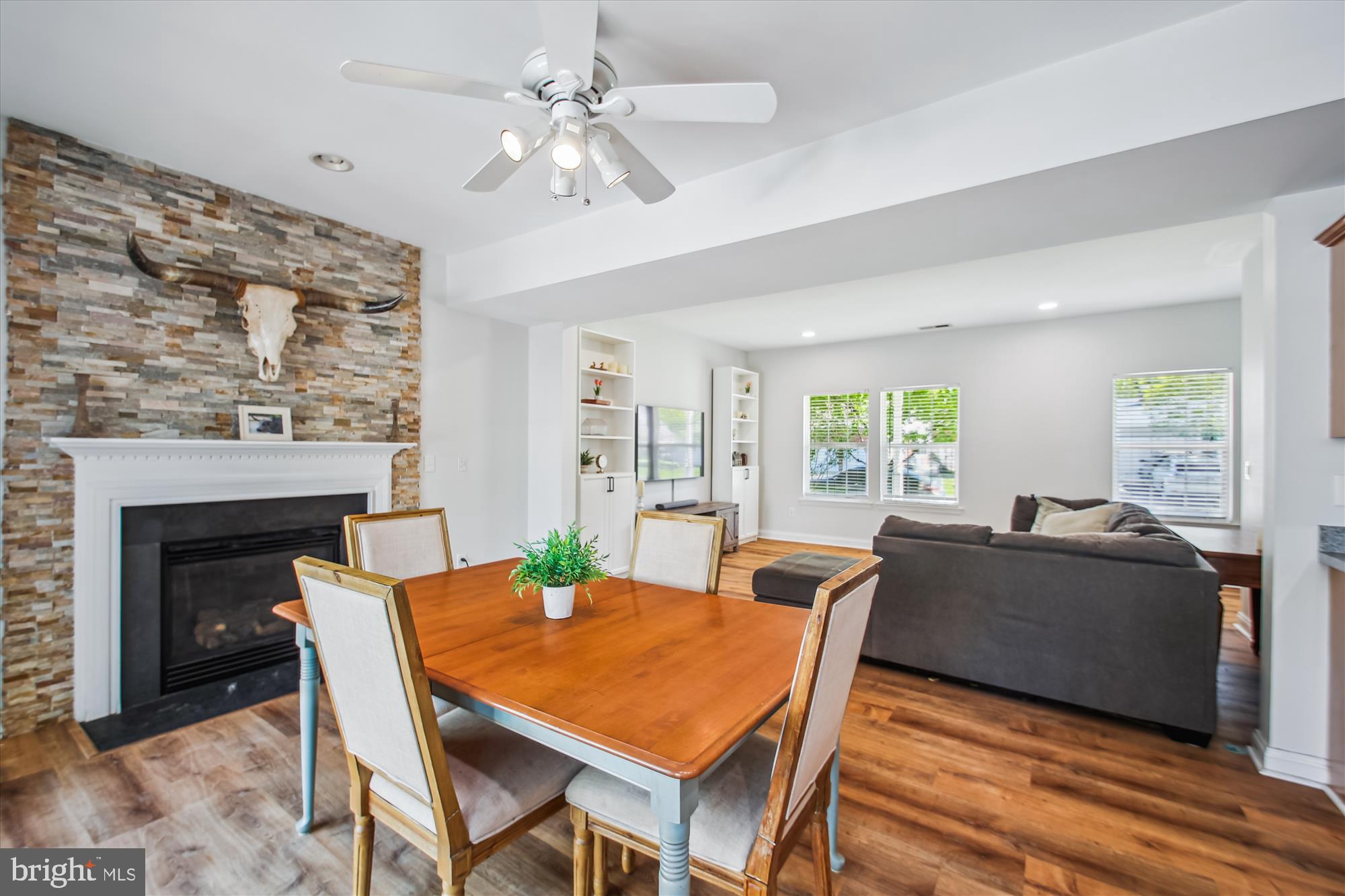 WOODLAND BEACH - Residential