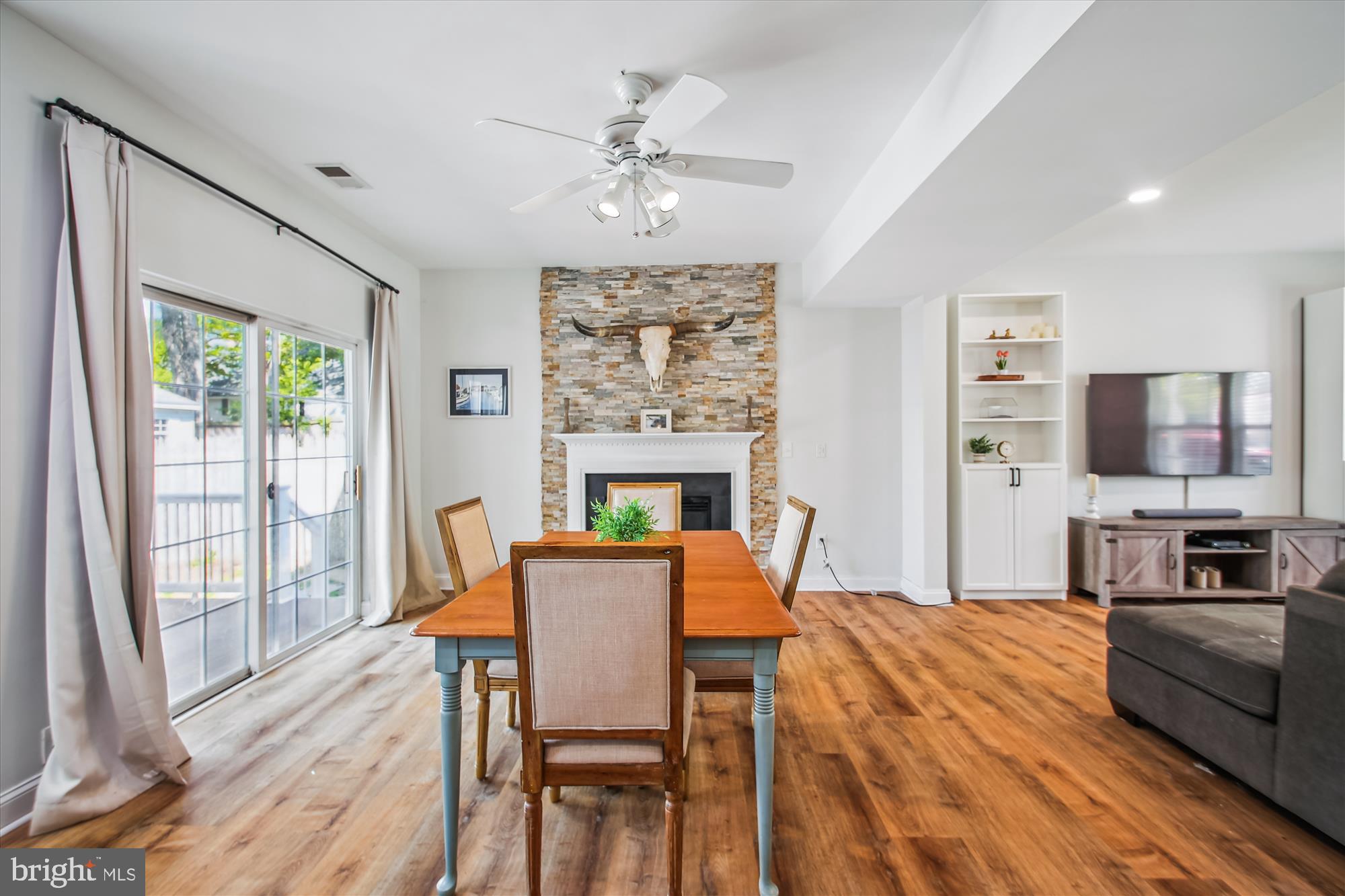 WOODLAND BEACH - Residential