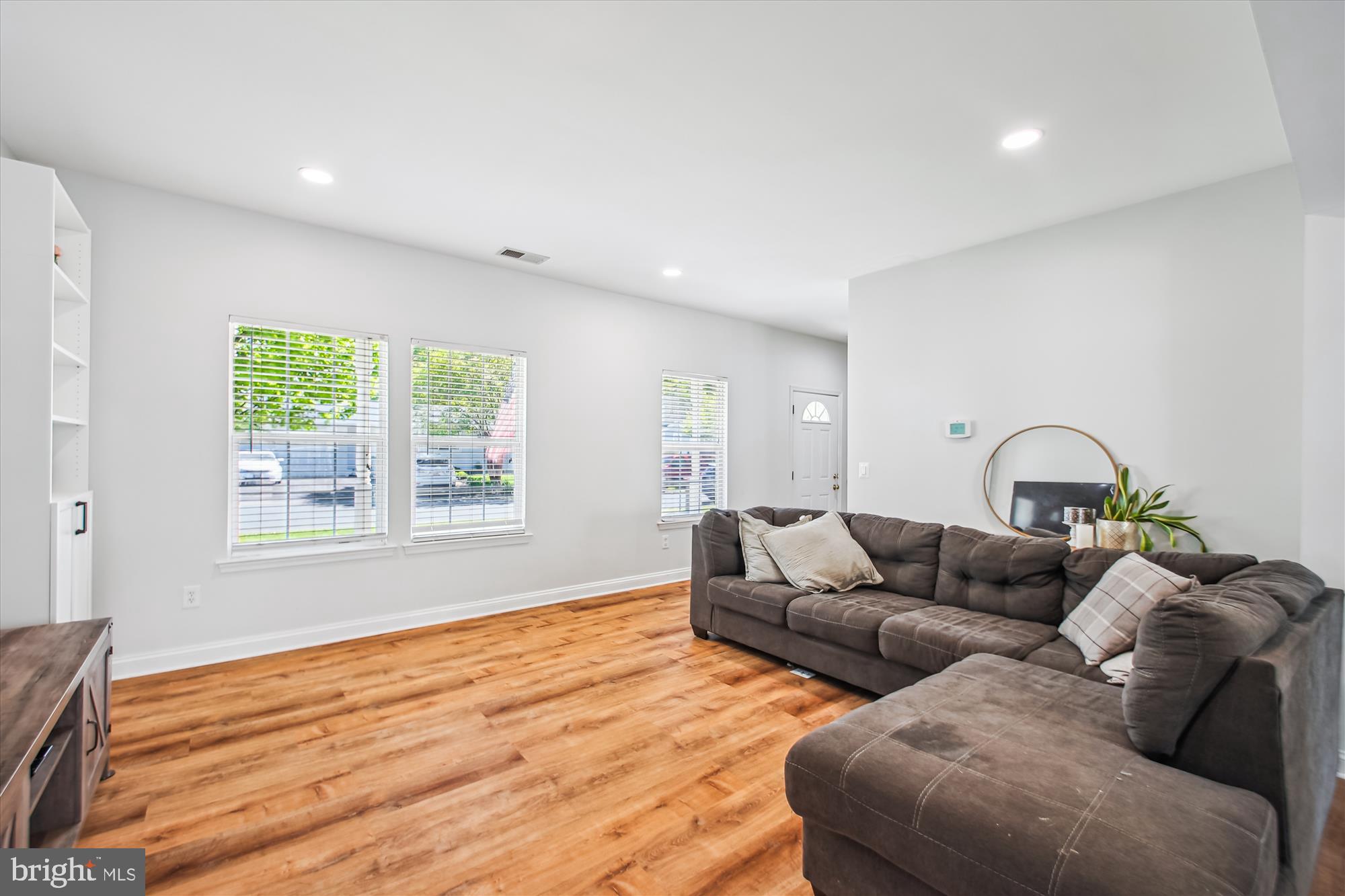 WOODLAND BEACH - Residential