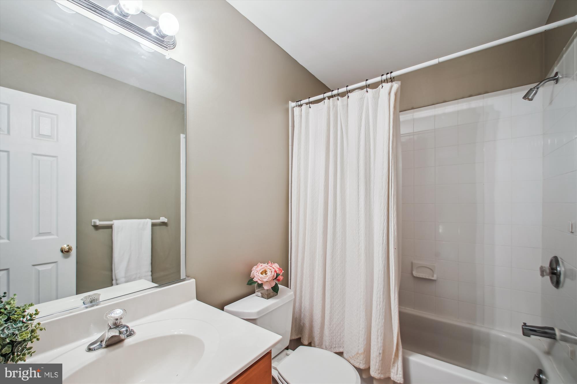 WOODLAND BEACH - Residential