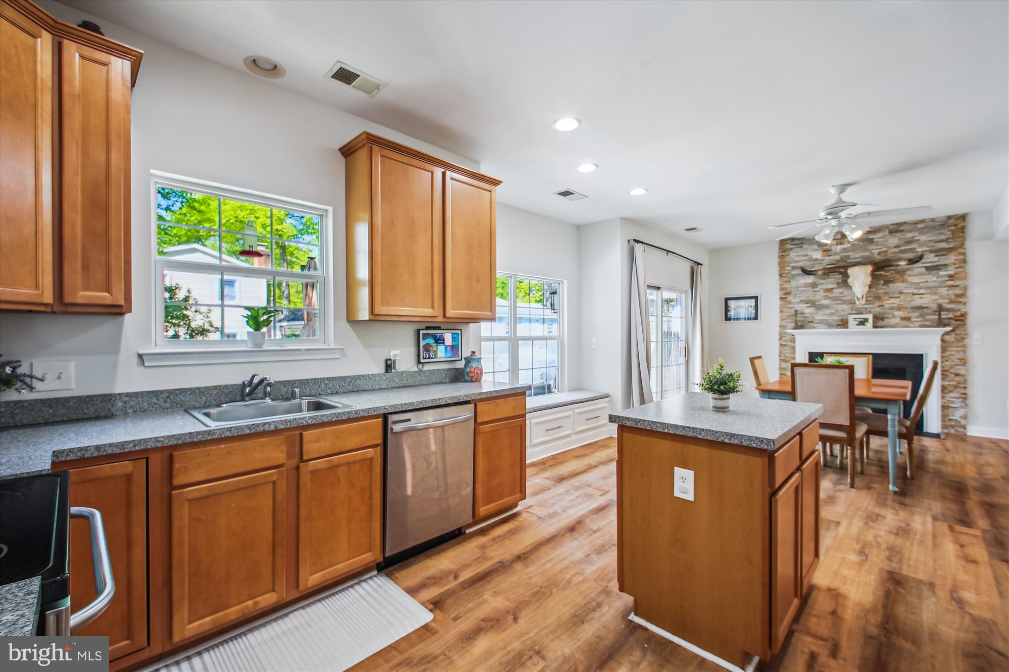 WOODLAND BEACH - Residential