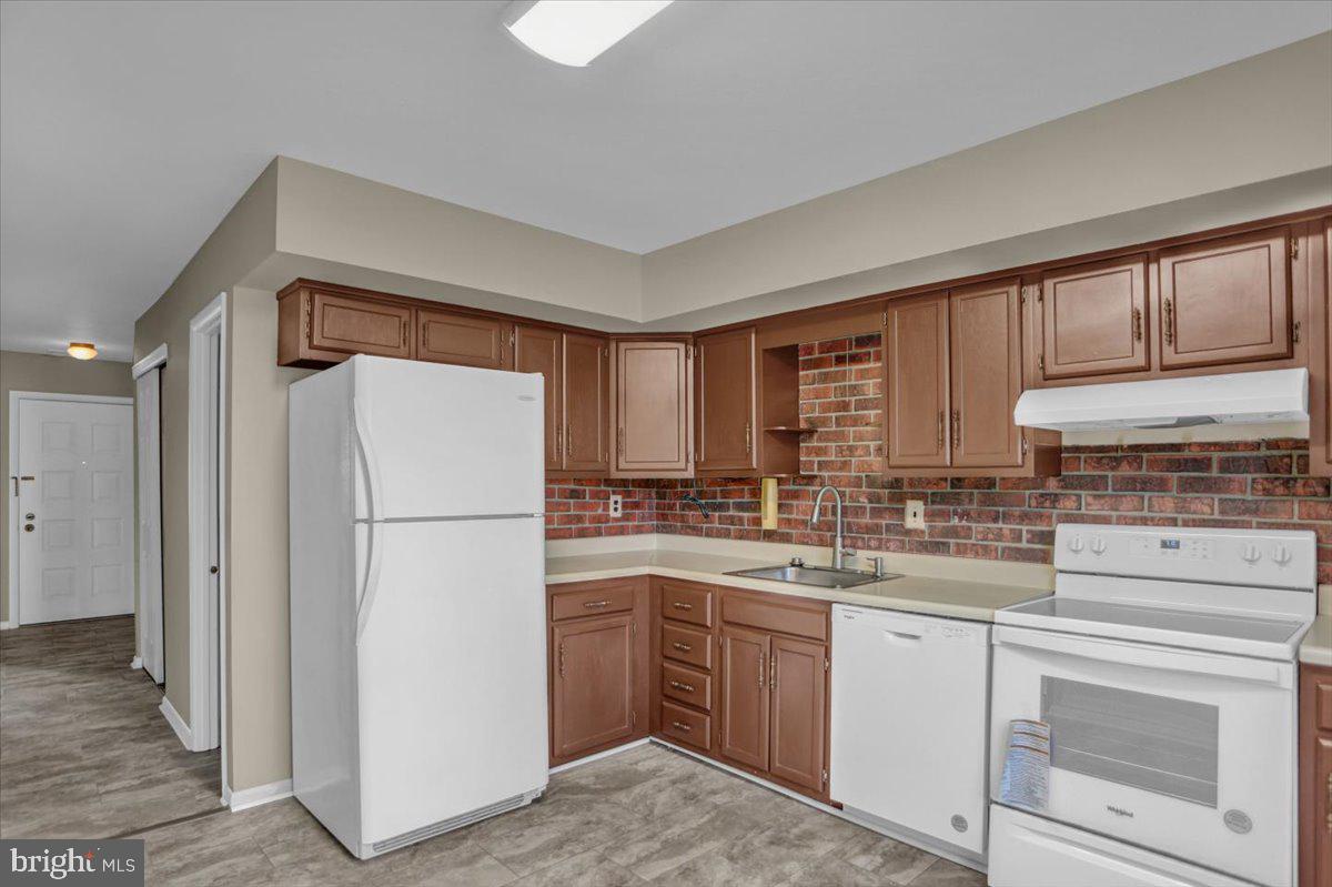 LAUREL SPRINGS - Residential